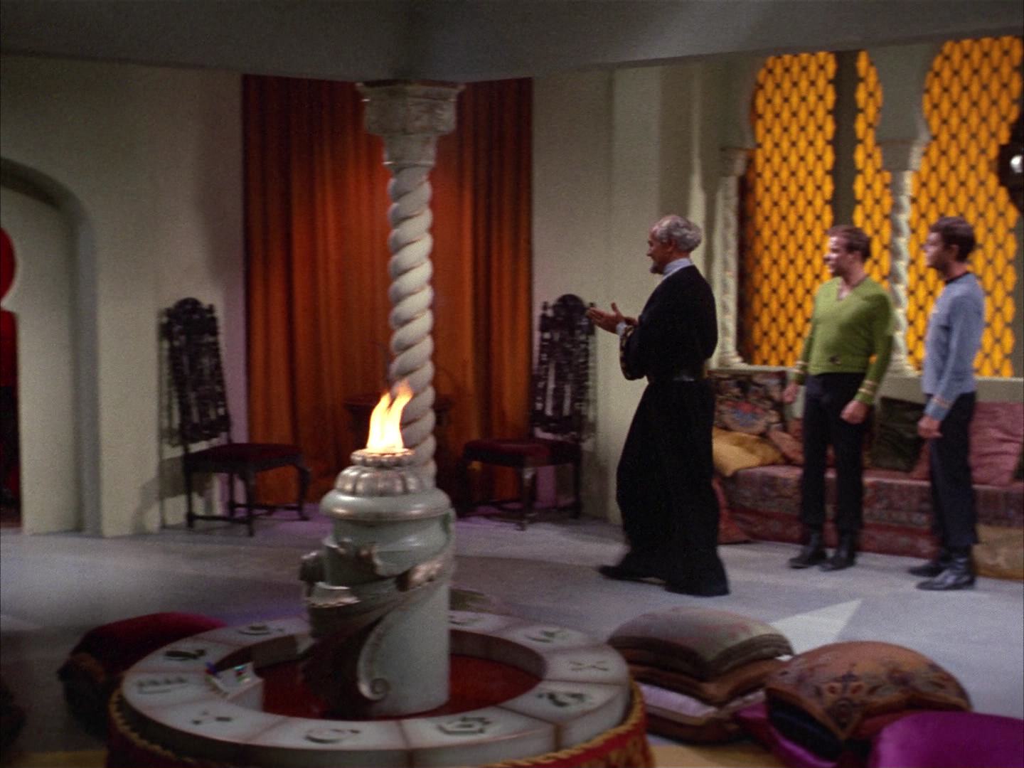 ariane179254_StarTrek_2x14_WolfInTheFold_0930.jpg