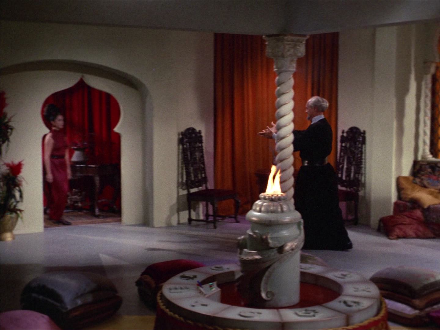 ariane179254_StarTrek_2x14_WolfInTheFold_0931.jpg