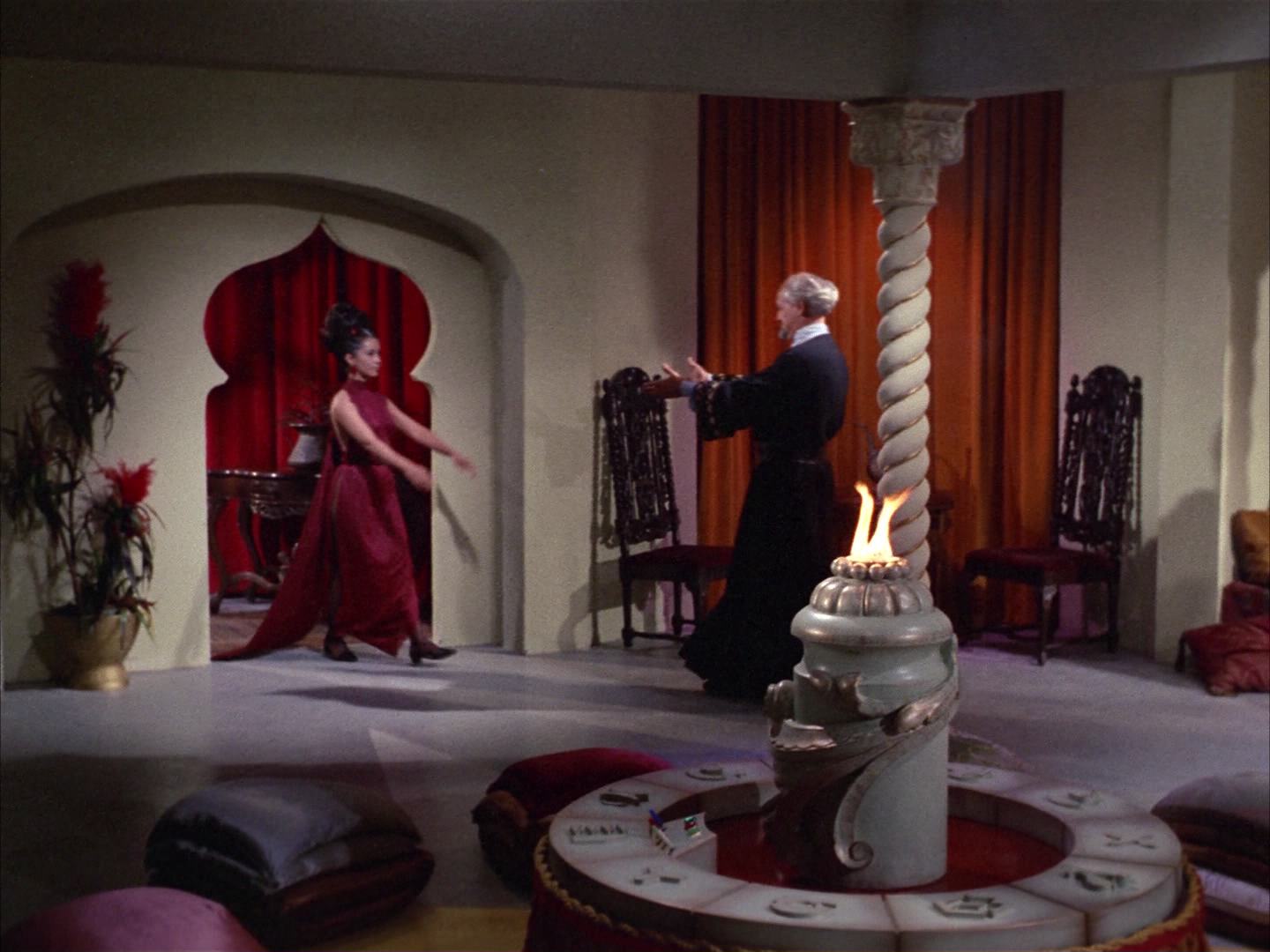 ariane179254_StarTrek_2x14_WolfInTheFold_0932.jpg