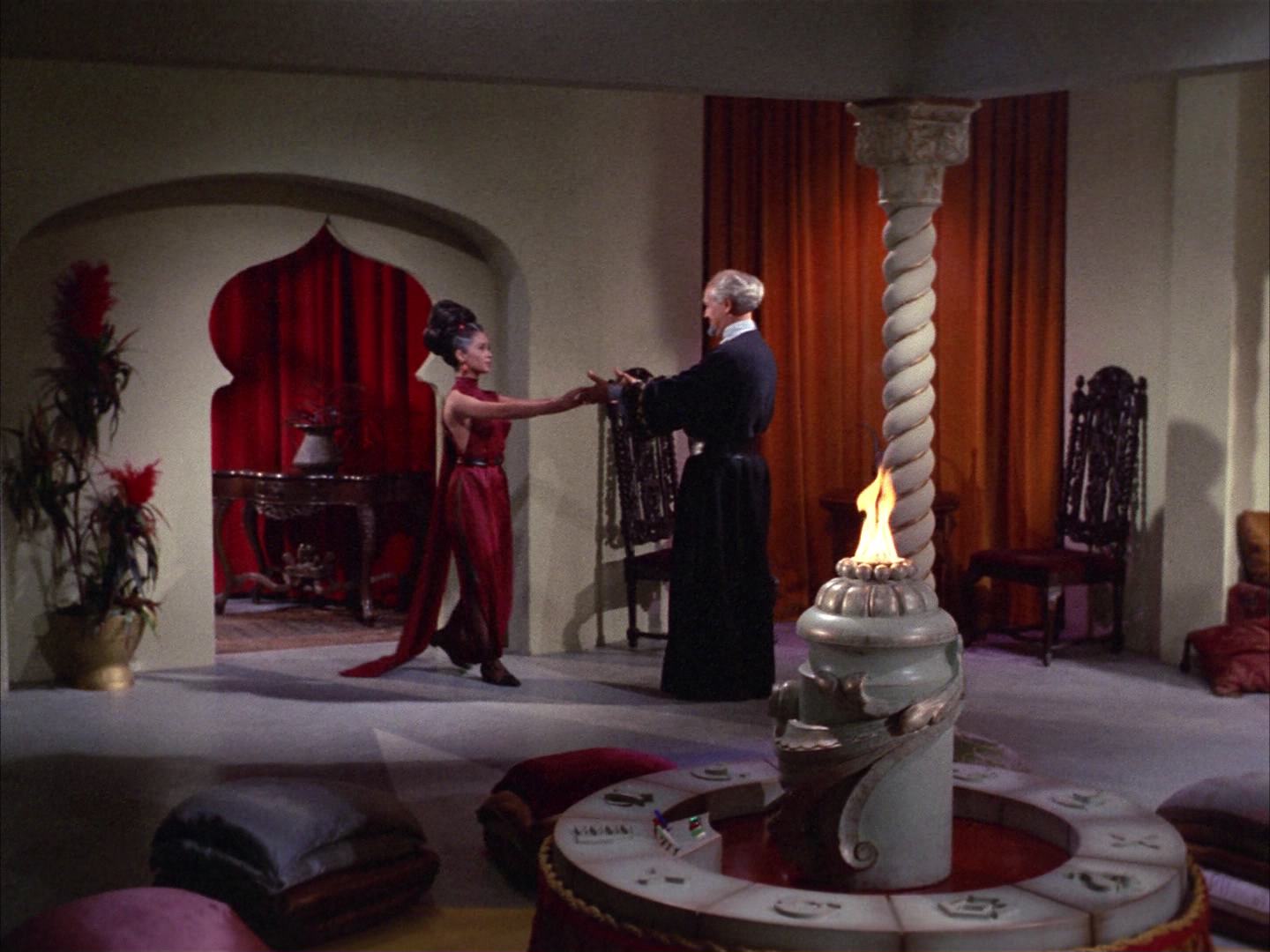 ariane179254_StarTrek_2x14_WolfInTheFold_0933.jpg