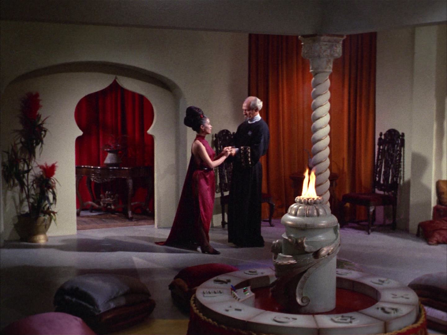 ariane179254_StarTrek_2x14_WolfInTheFold_0935.jpg