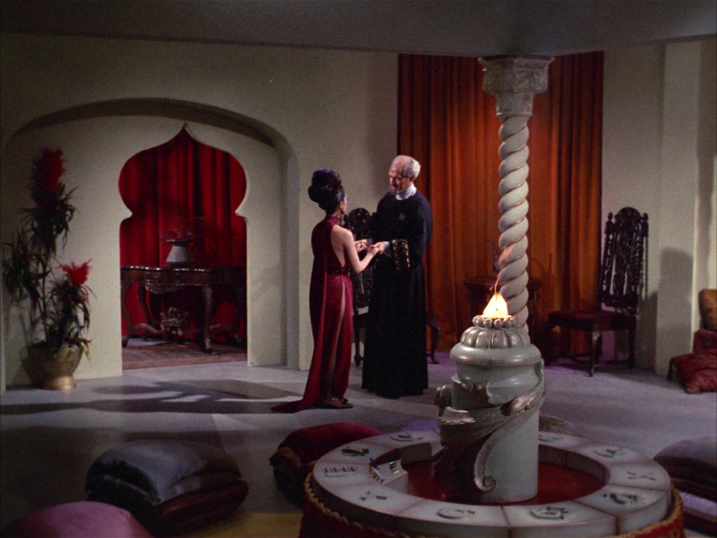 ariane179254_StarTrek_2x14_WolfInTheFold_0939.jpg