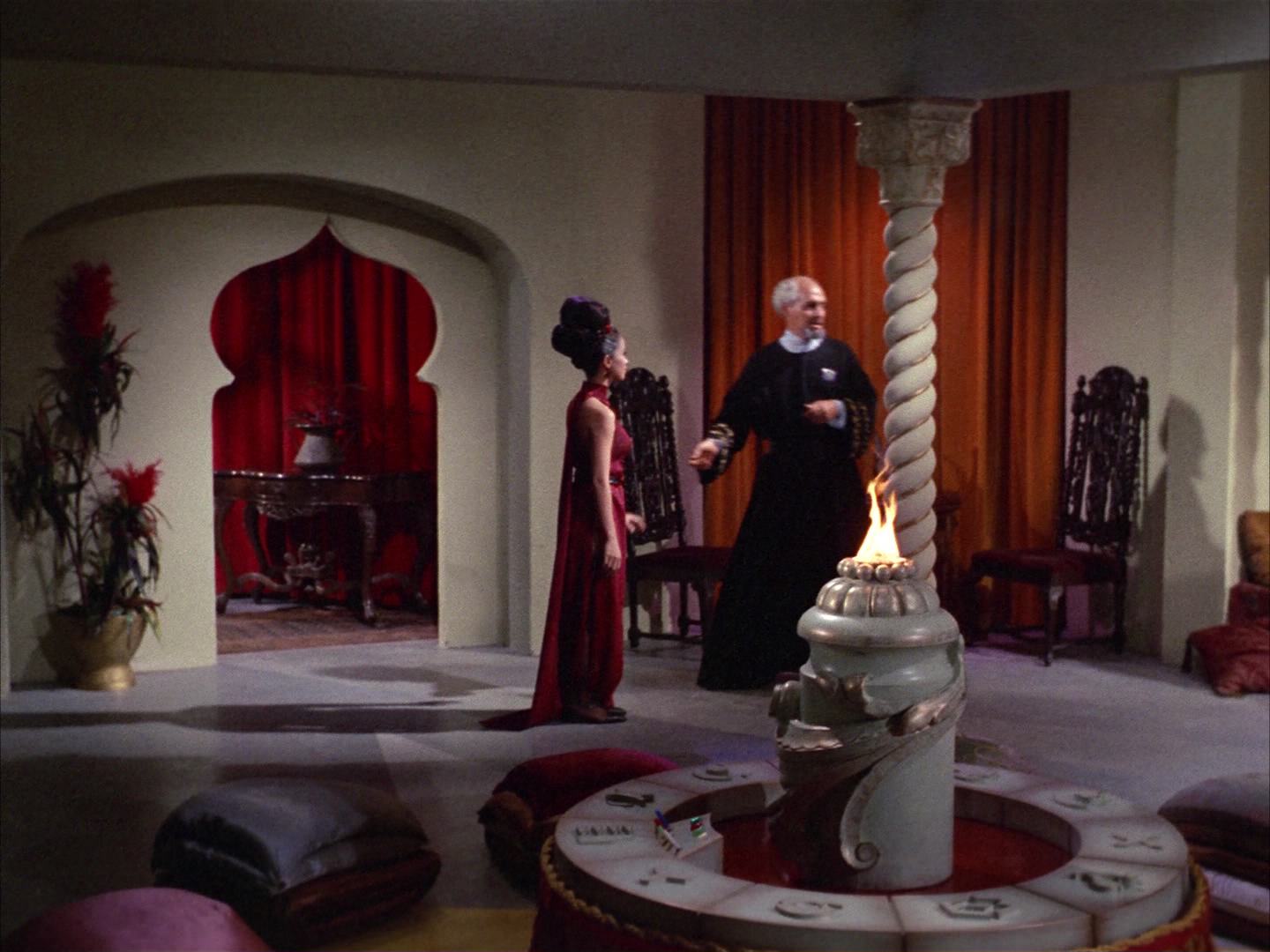 ariane179254_StarTrek_2x14_WolfInTheFold_0941.jpg