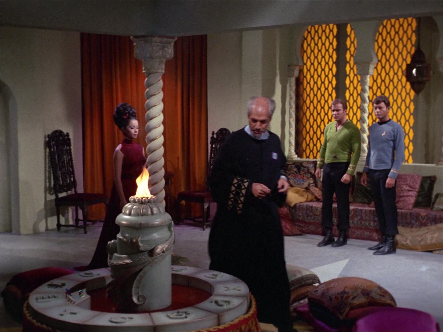 ariane179254_StarTrek_2x14_WolfInTheFold_0946.jpg