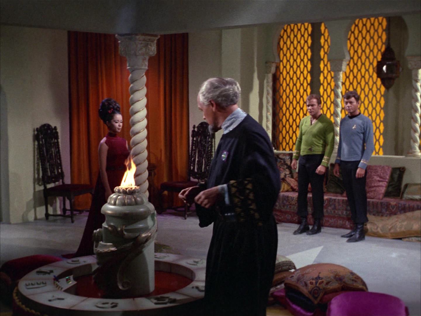 ariane179254_StarTrek_2x14_WolfInTheFold_0948.jpg