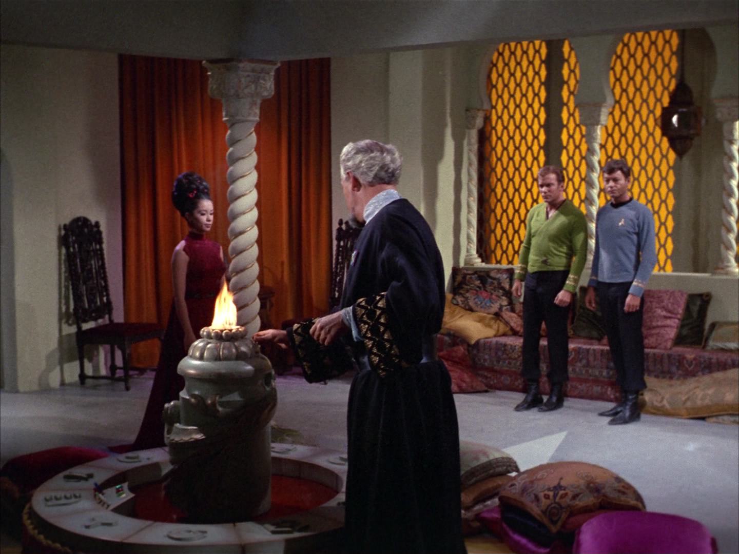ariane179254_StarTrek_2x14_WolfInTheFold_0950.jpg
