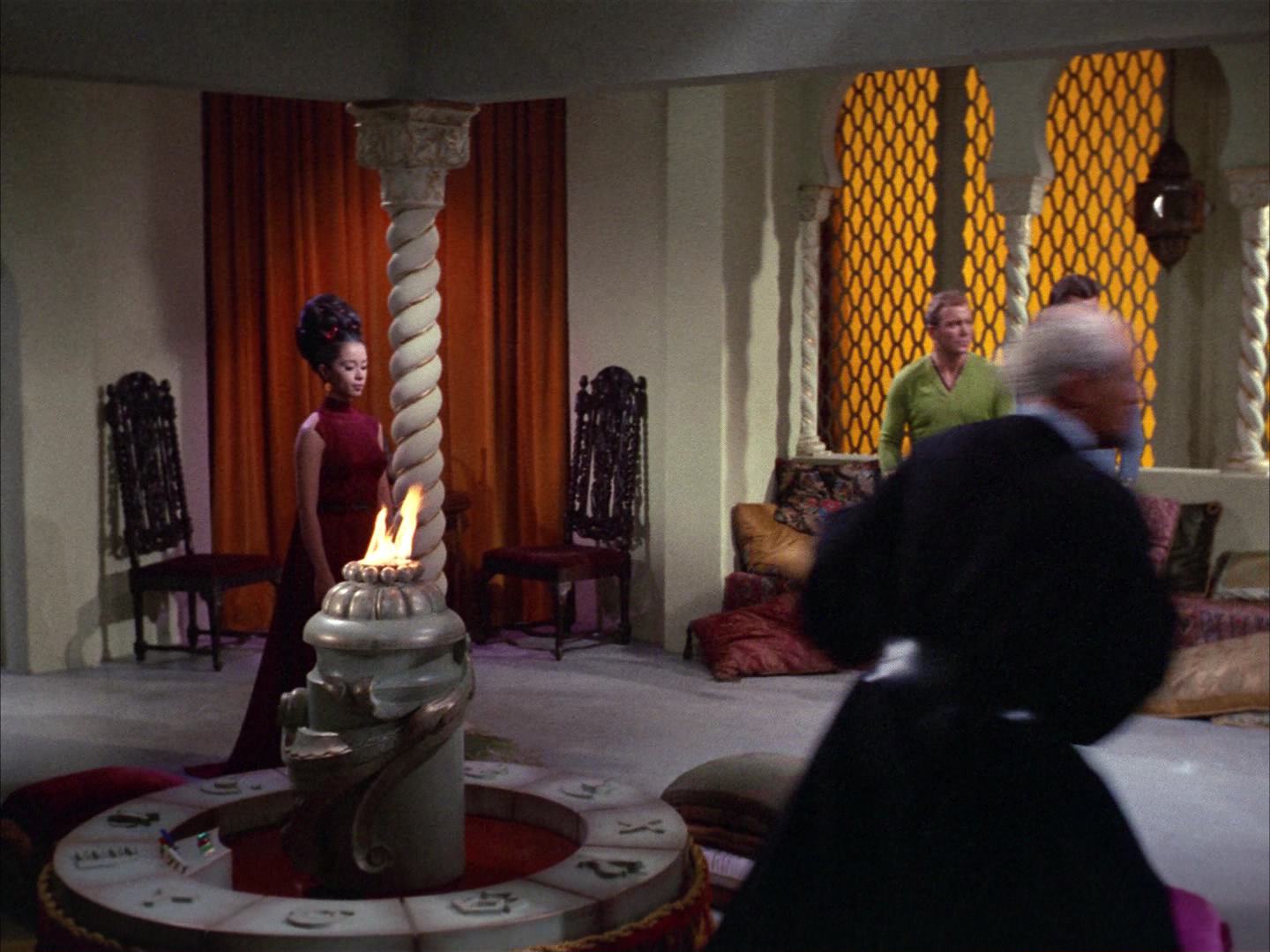 ariane179254_StarTrek_2x14_WolfInTheFold_0961.jpg