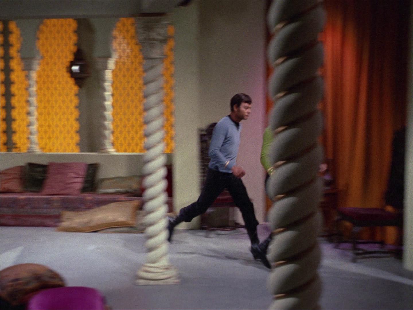 ariane179254_StarTrek_2x14_WolfInTheFold_0963.jpg