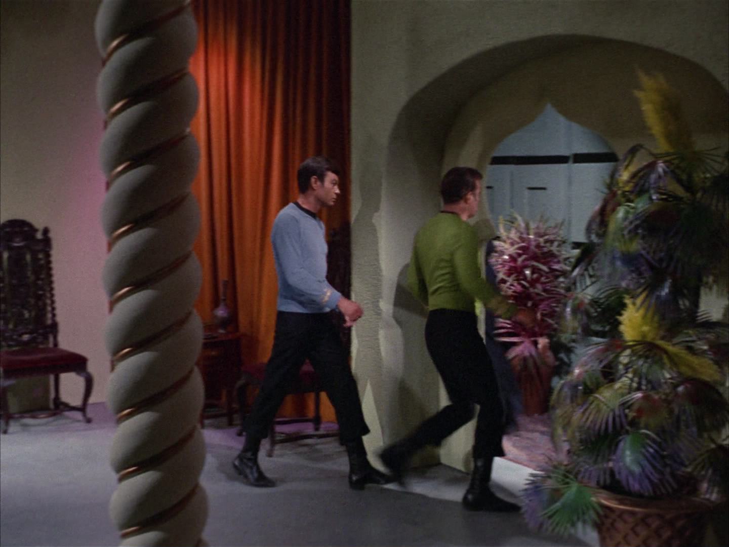 ariane179254_StarTrek_2x14_WolfInTheFold_0964.jpg
