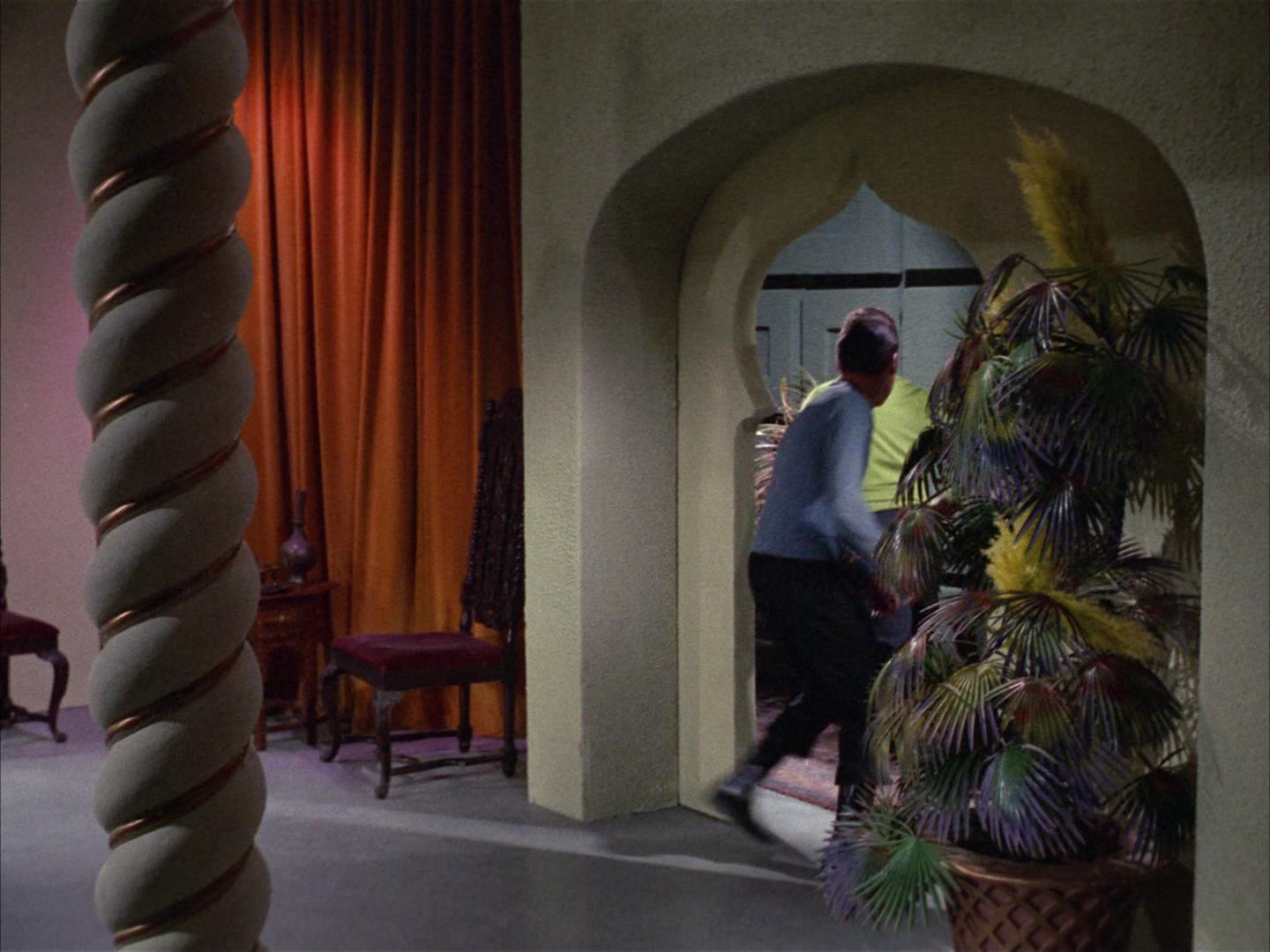 ariane179254_StarTrek_2x14_WolfInTheFold_0965.jpg