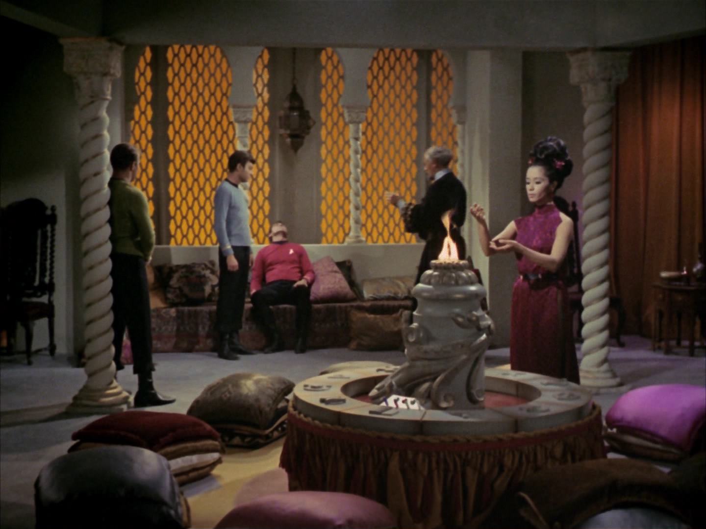 ariane179254_StarTrek_2x14_WolfInTheFold_0996.jpg