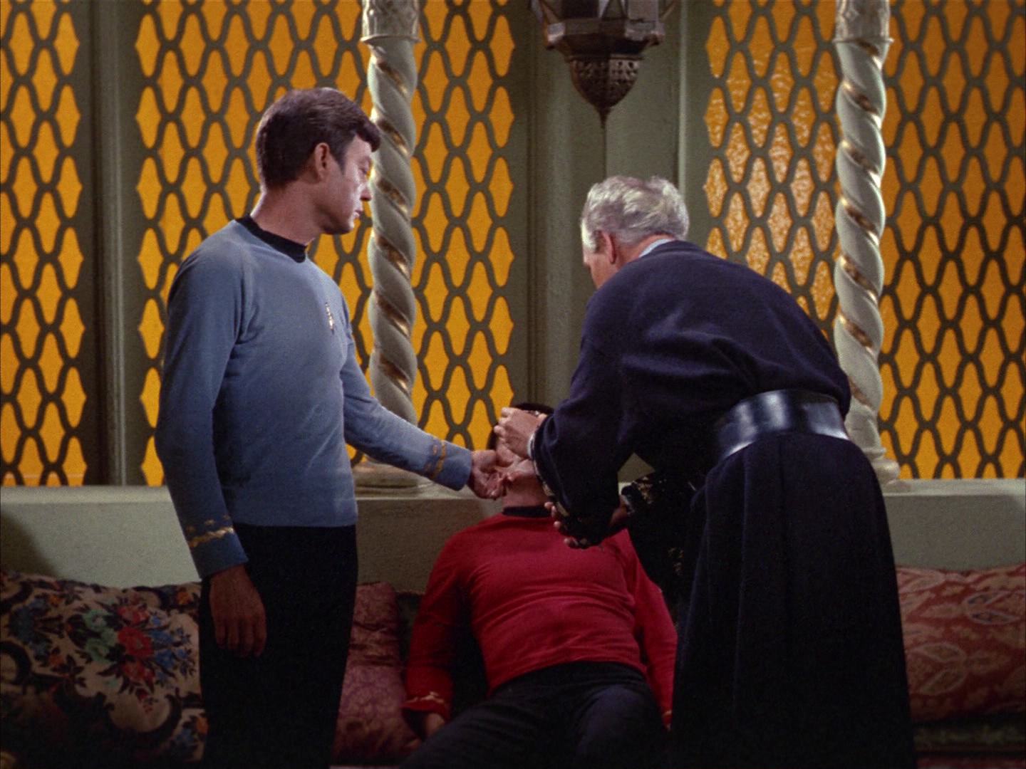 ariane179254_StarTrek_2x14_WolfInTheFold_0998.jpg