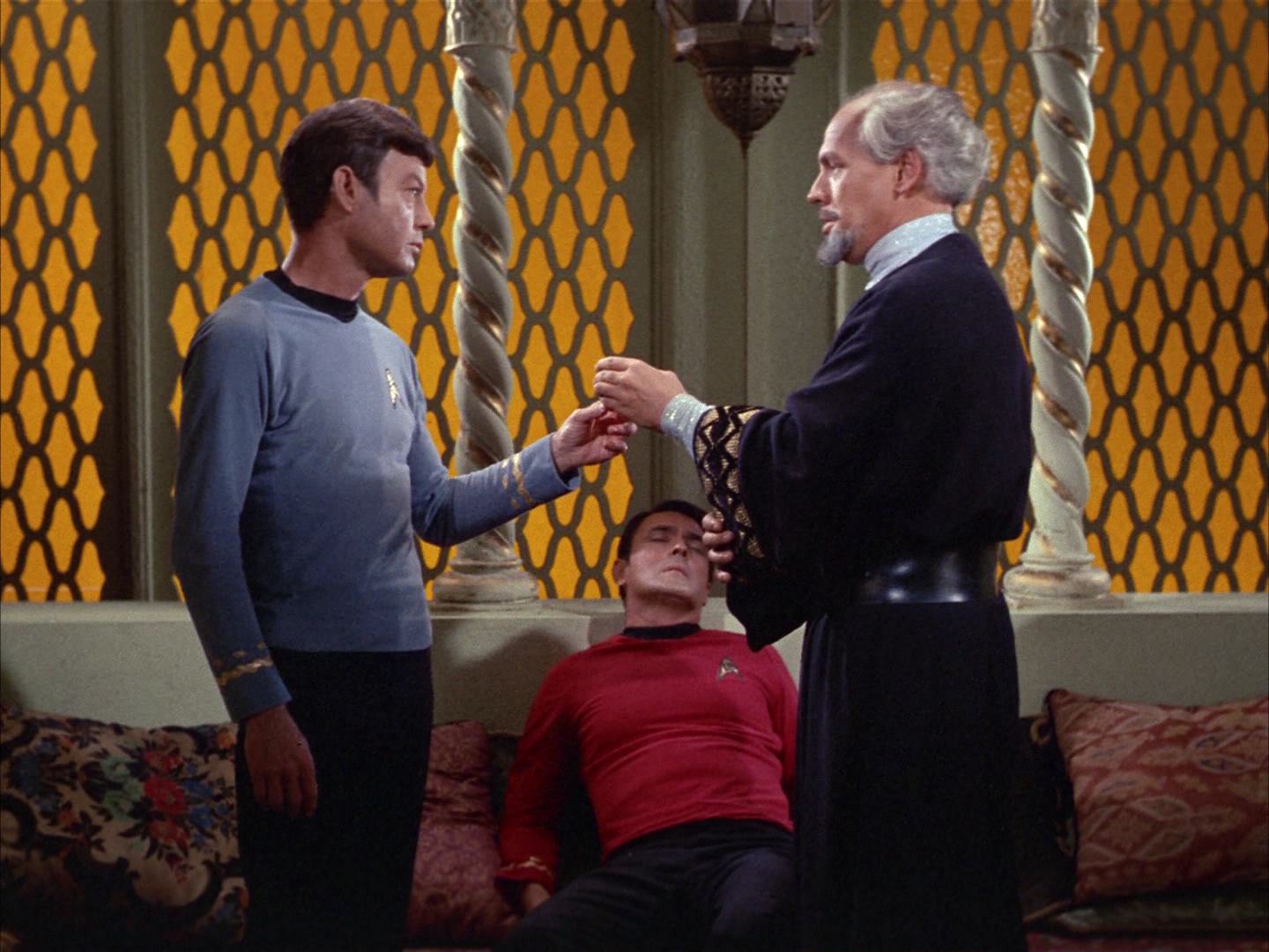 ariane179254_StarTrek_2x14_WolfInTheFold_1000.jpg