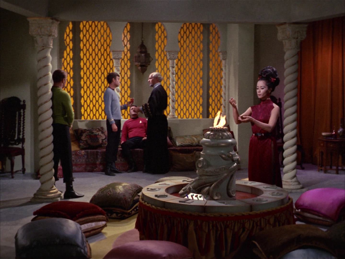 ariane179254_StarTrek_2x14_WolfInTheFold_1003.jpg