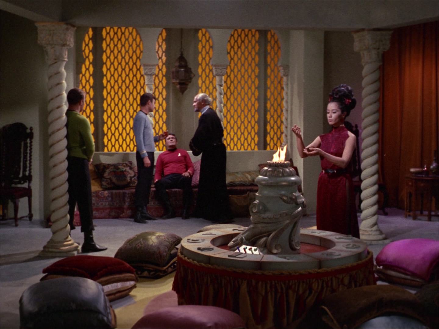 ariane179254_StarTrek_2x14_WolfInTheFold_1005.jpg