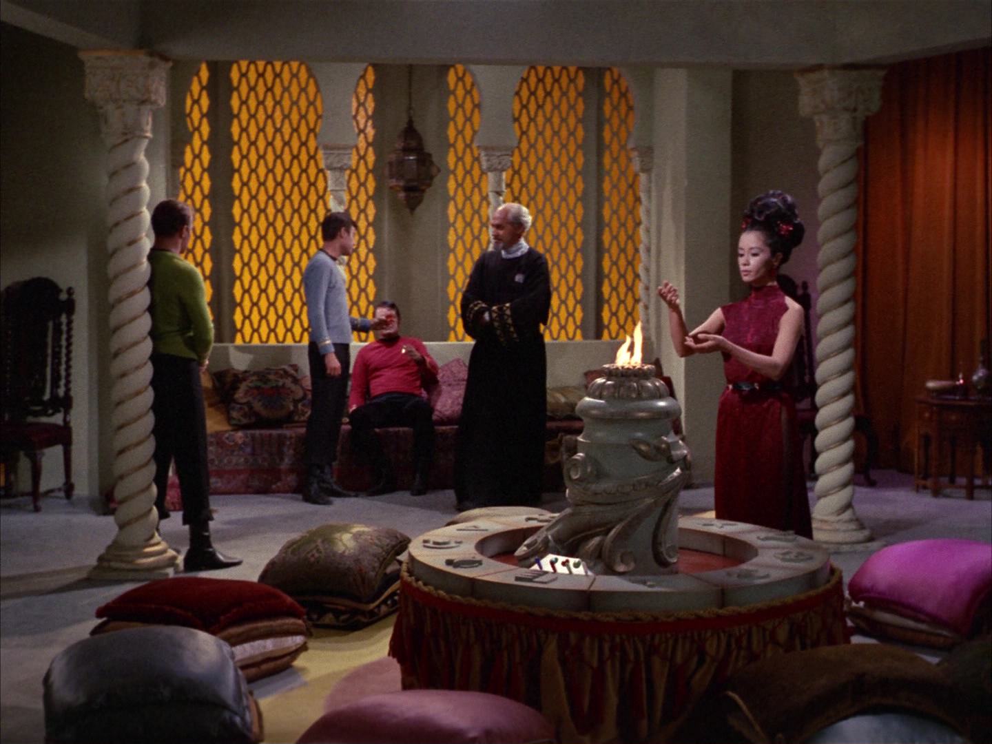 ariane179254_StarTrek_2x14_WolfInTheFold_1006.jpg