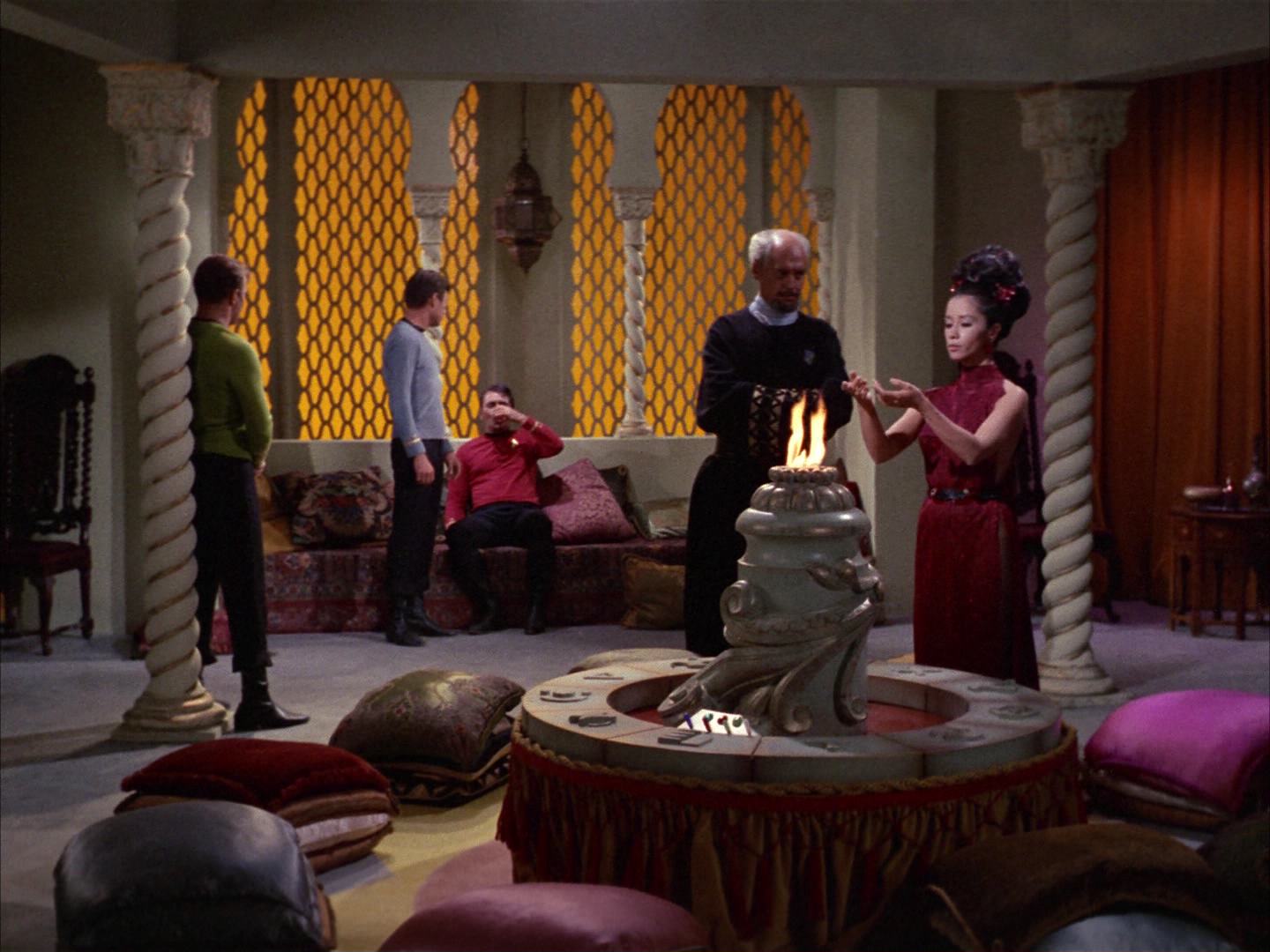 ariane179254_StarTrek_2x14_WolfInTheFold_1010.jpg
