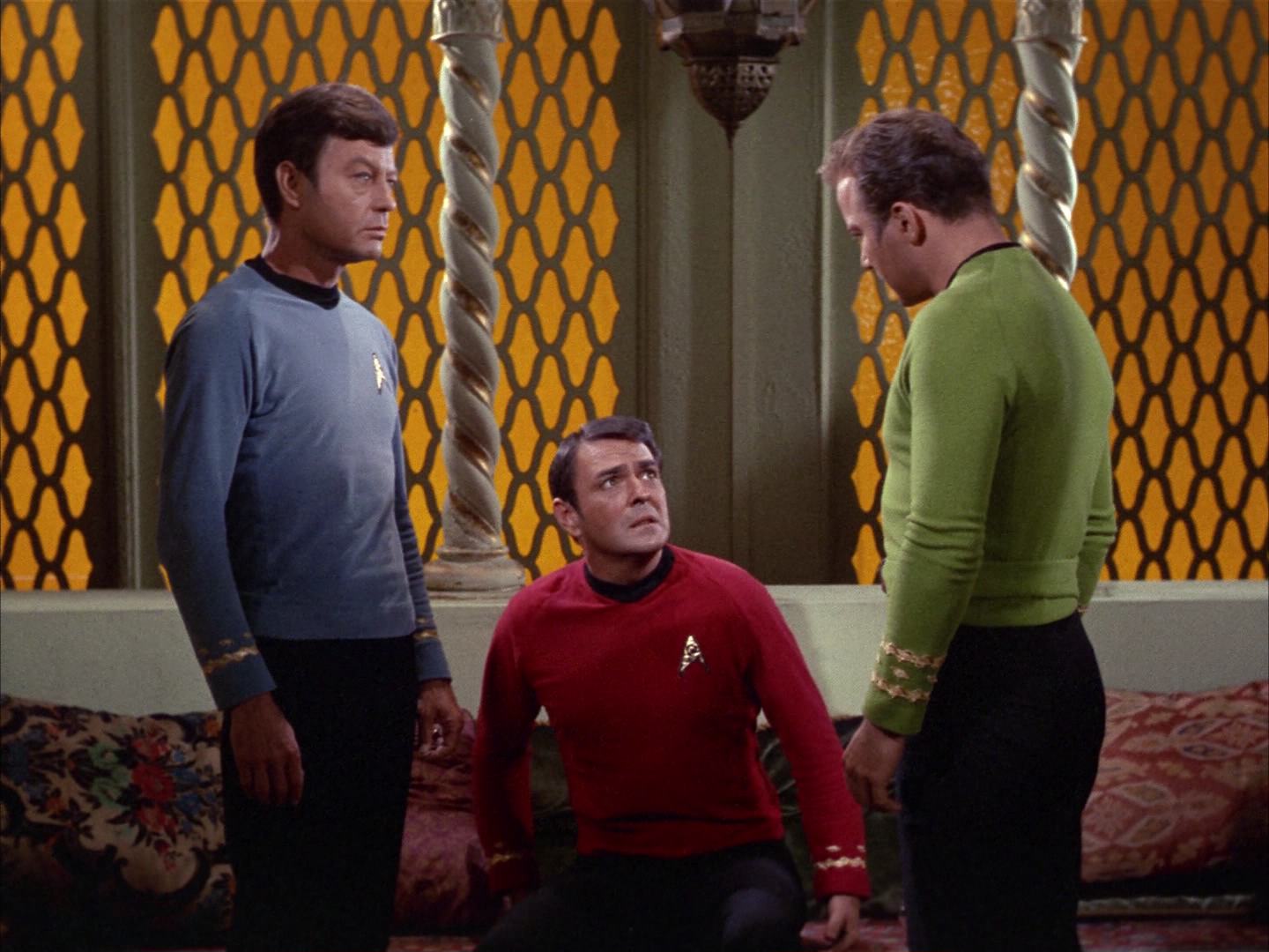 ariane179254_StarTrek_2x14_WolfInTheFold_1069.jpg