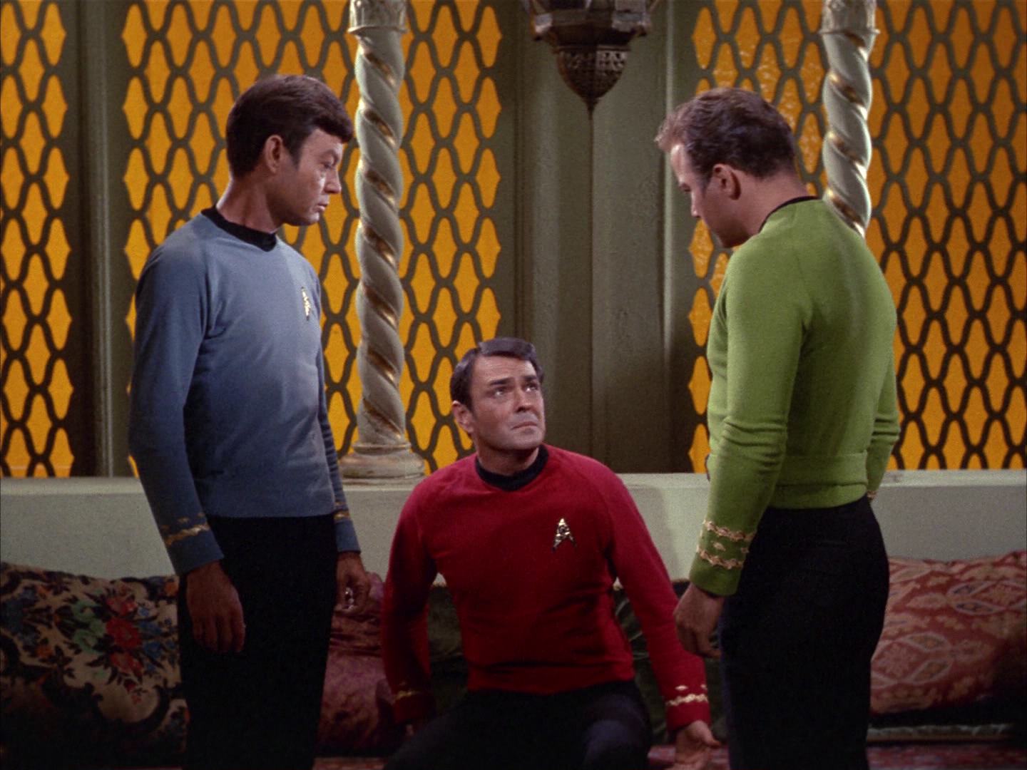 ariane179254_StarTrek_2x14_WolfInTheFold_1072.jpg