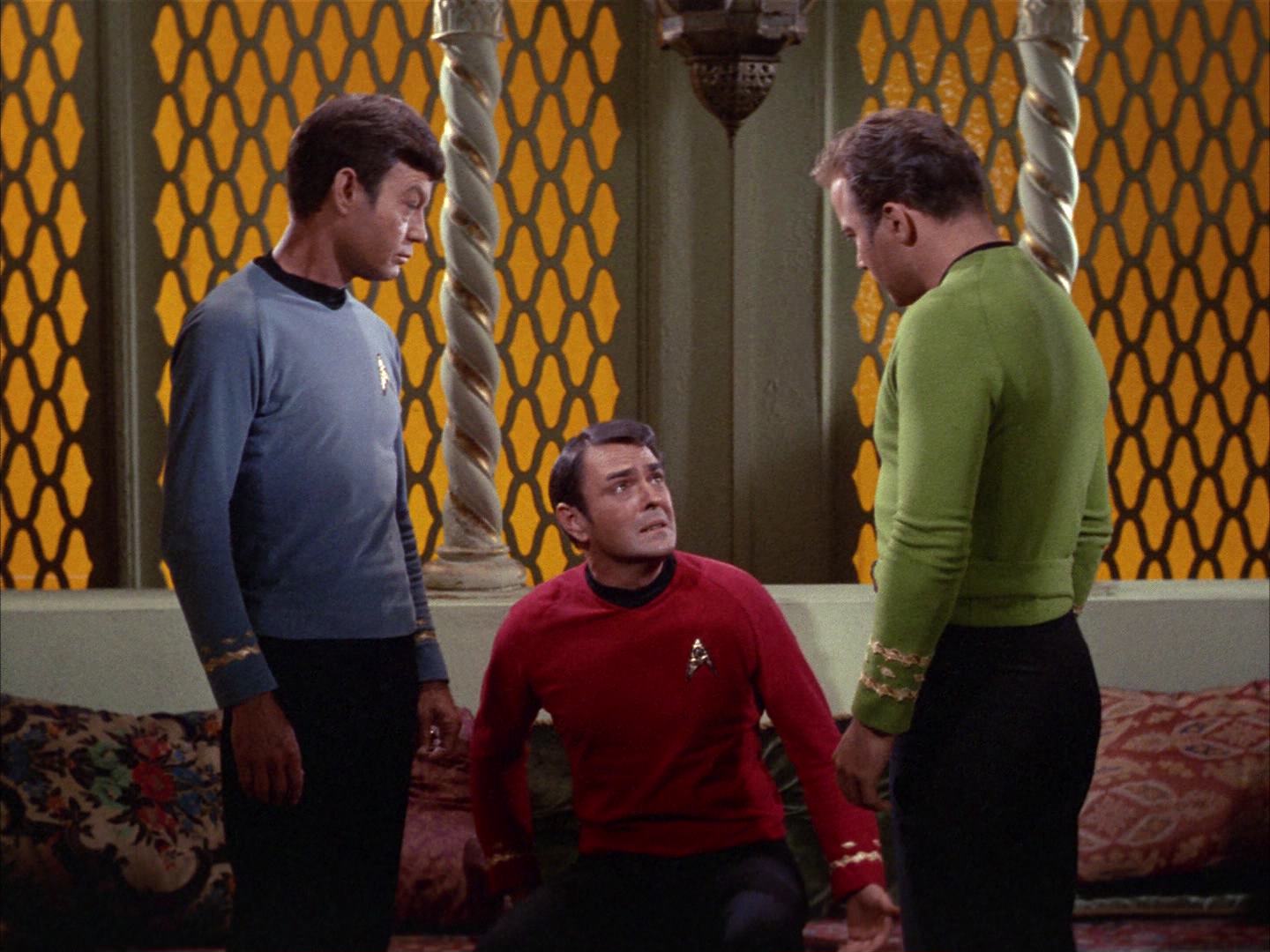 ariane179254_StarTrek_2x14_WolfInTheFold_1074.jpg