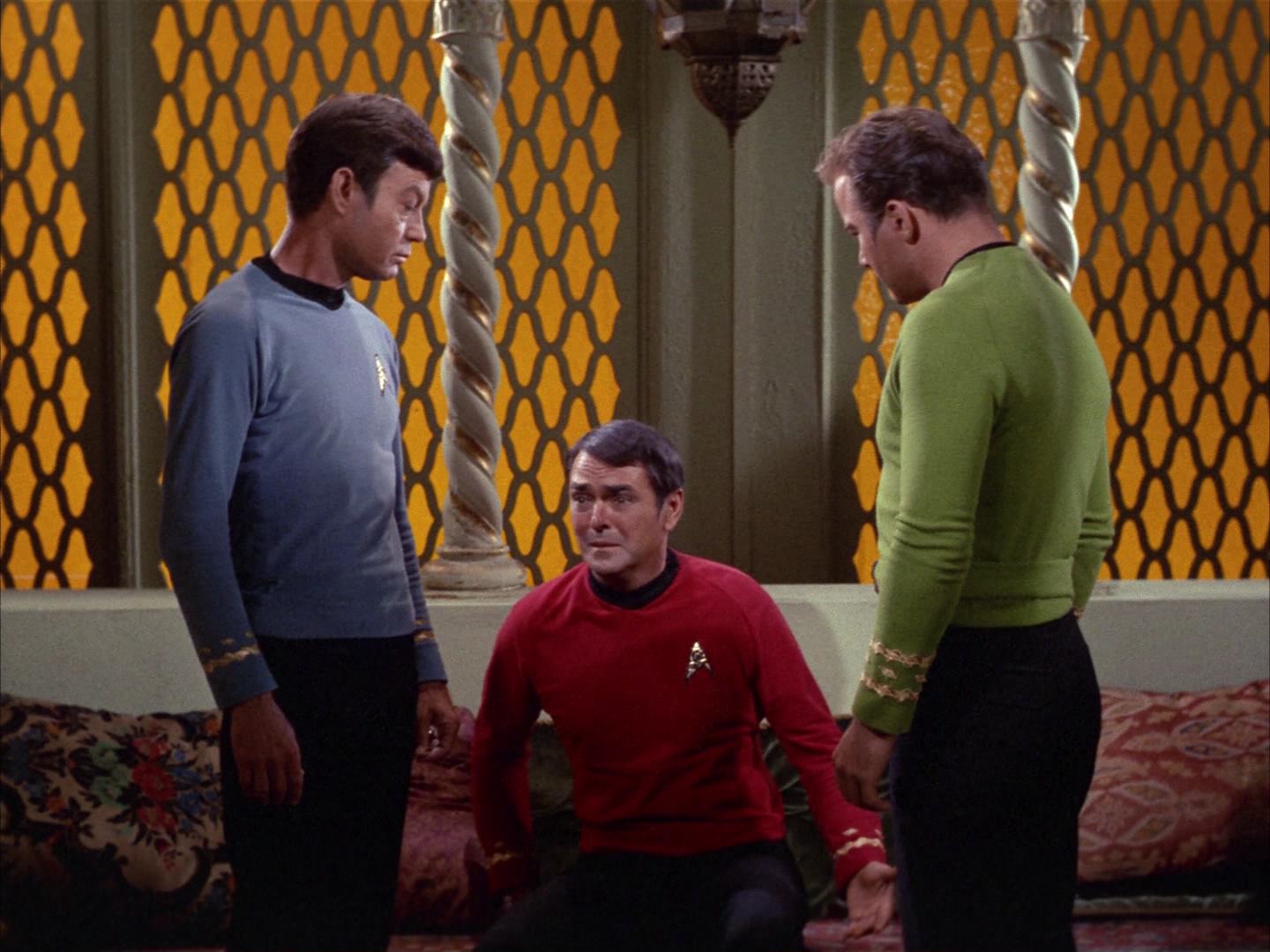 ariane179254_StarTrek_2x14_WolfInTheFold_1075.jpg