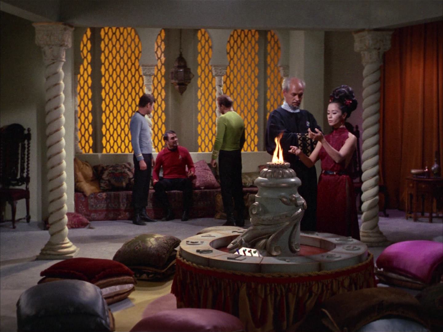 ariane179254_StarTrek_2x14_WolfInTheFold_1077.jpg
