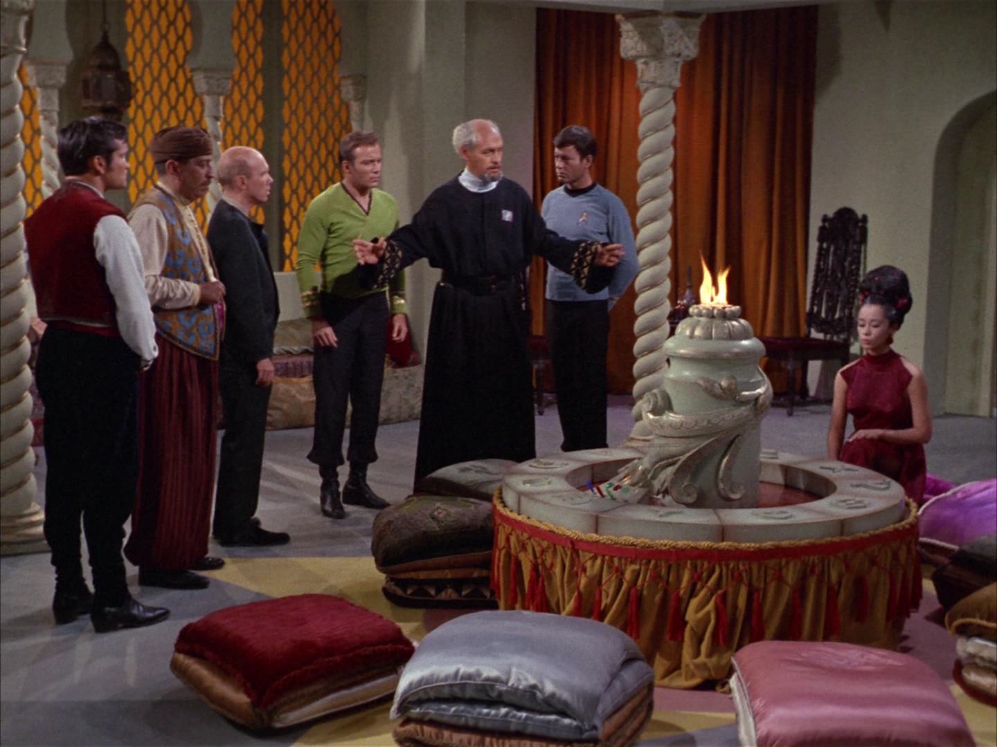ariane179254_StarTrek_2x14_WolfInTheFold_1292.jpg