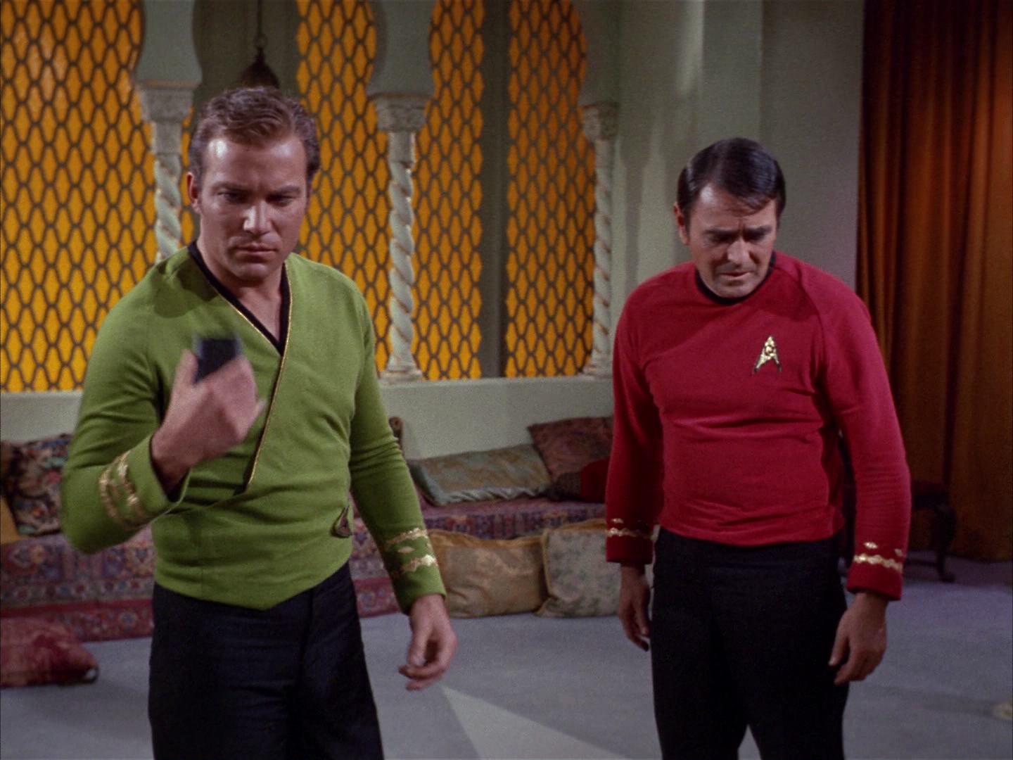 ariane179254_StarTrek_2x14_WolfInTheFold_1325.jpg