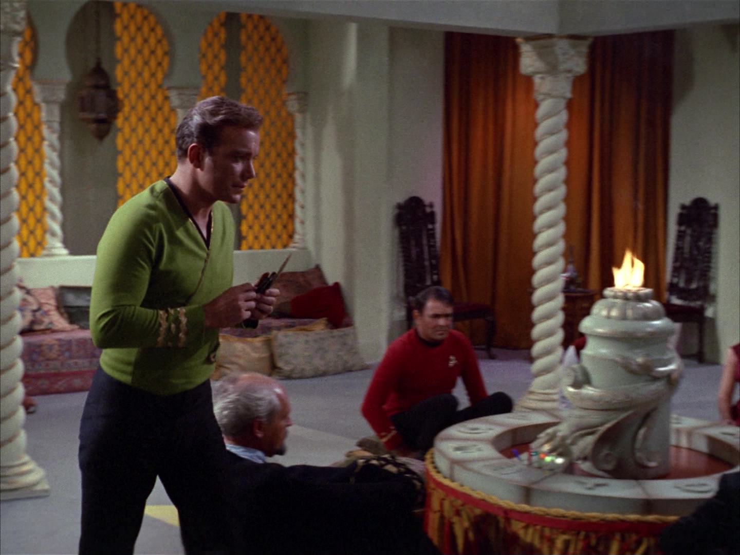 ariane179254_StarTrek_2x14_WolfInTheFold_1331.jpg