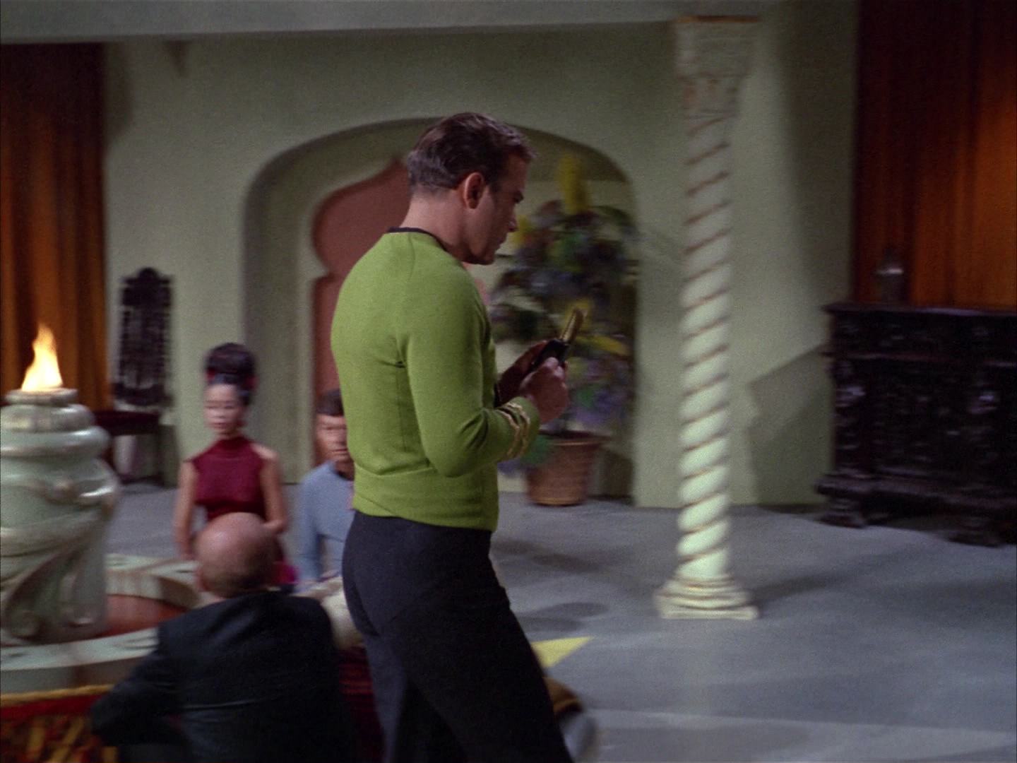ariane179254_StarTrek_2x14_WolfInTheFold_1333.jpg