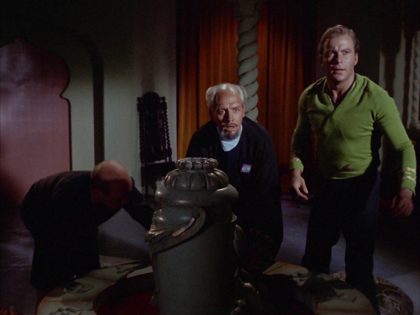 ariane179254_StarTrek_2x14_WolfInTheFold_1471.jpg