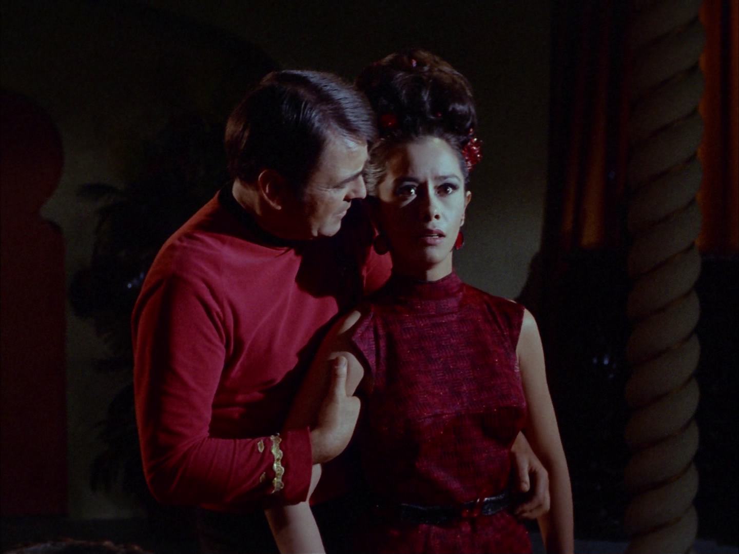 ariane179254_StarTrek_2x14_WolfInTheFold_1475.jpg