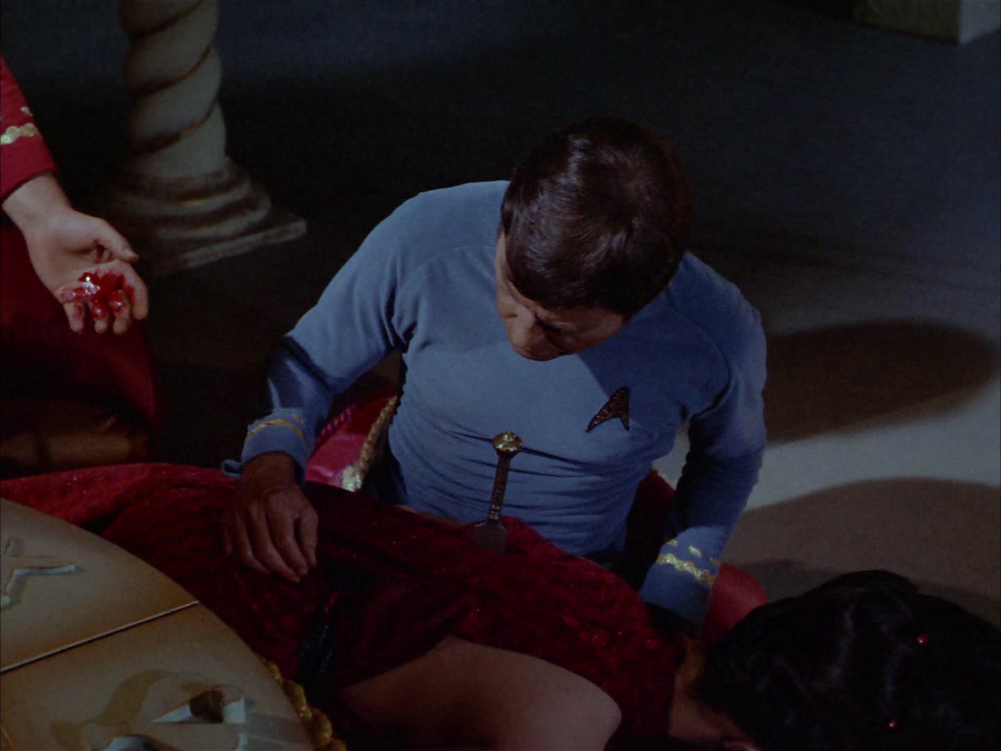 ariane179254_StarTrek_2x14_WolfInTheFold_1483.jpg