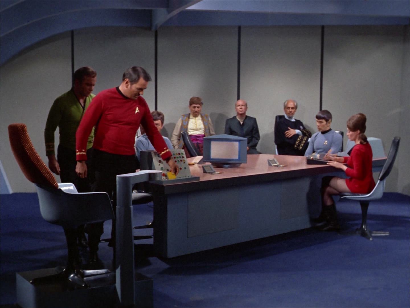 ariane179254_StarTrek_2x14_WolfInTheFold_1689.jpg