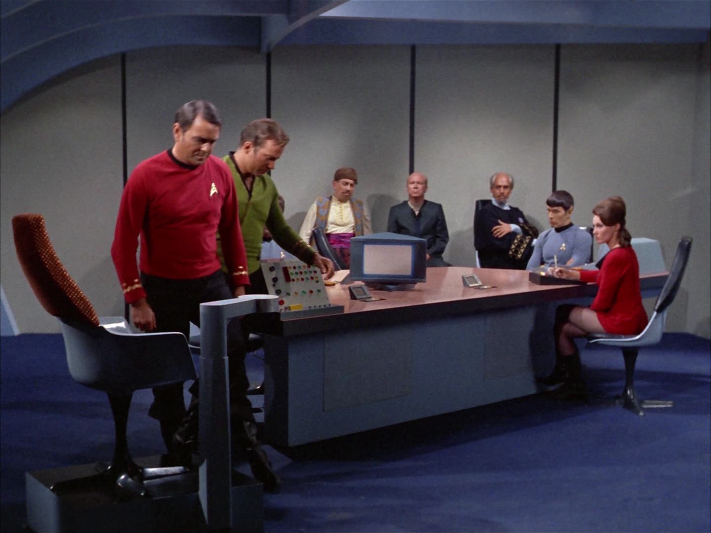 ariane179254_StarTrek_2x14_WolfInTheFold_1691.jpg