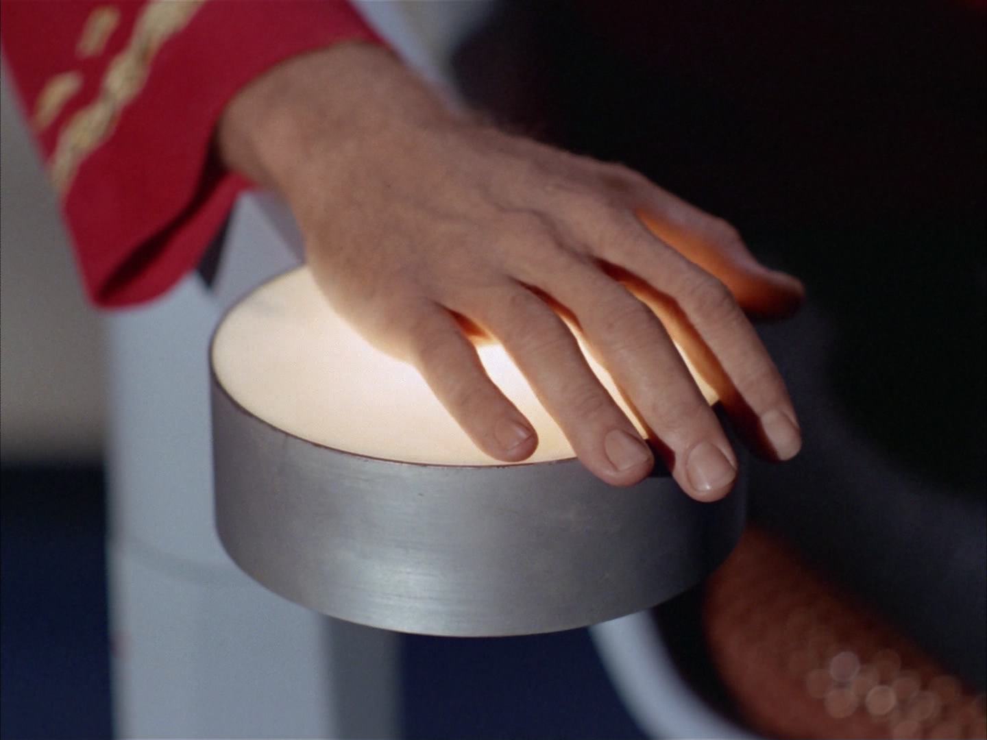 ariane179254_StarTrek_2x14_WolfInTheFold_1851.jpg