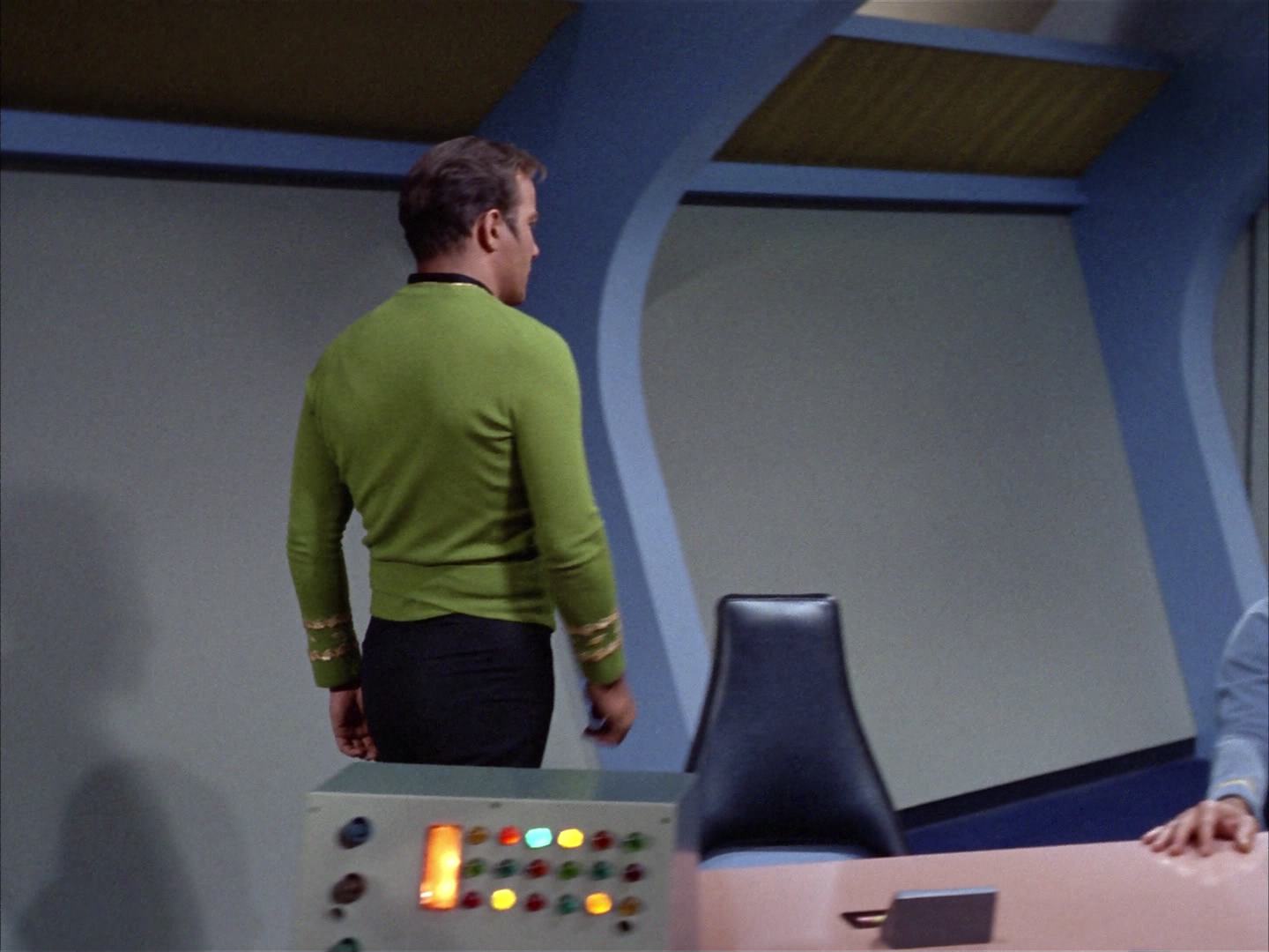 ariane179254_StarTrek_2x14_WolfInTheFold_1857.jpg