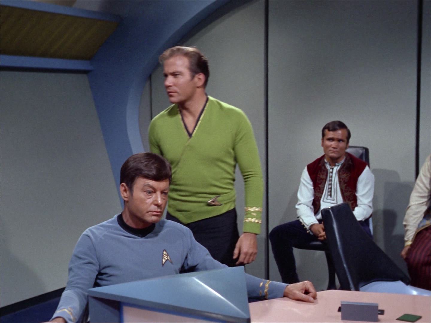 ariane179254_StarTrek_2x14_WolfInTheFold_1889.jpg
