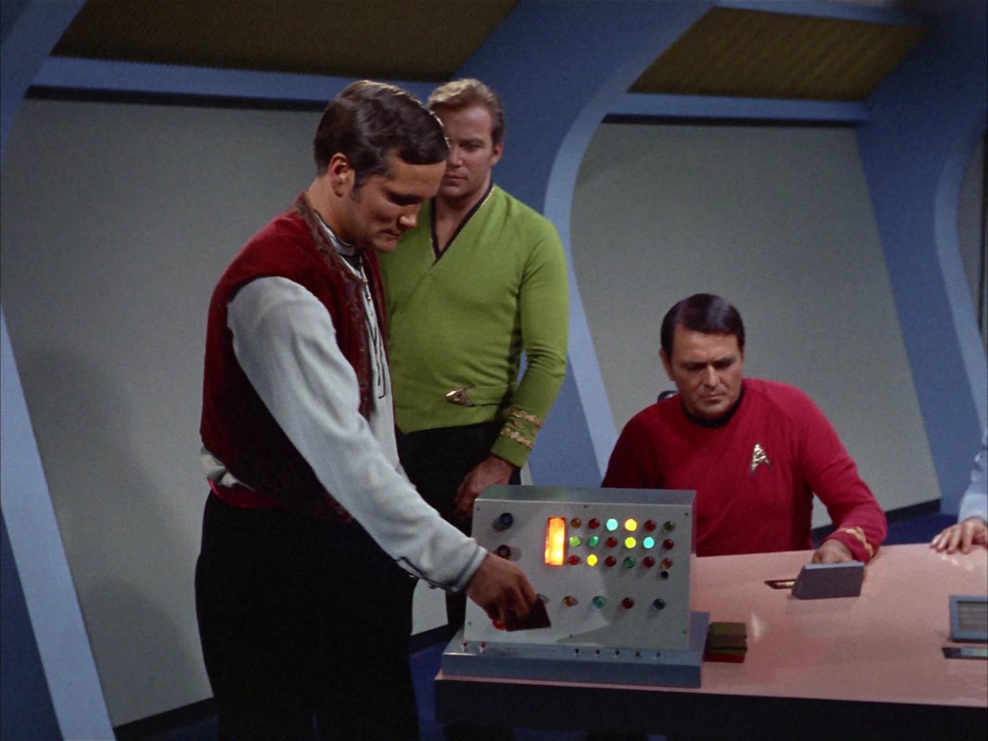 ariane179254_StarTrek_2x14_WolfInTheFold_1985.jpg