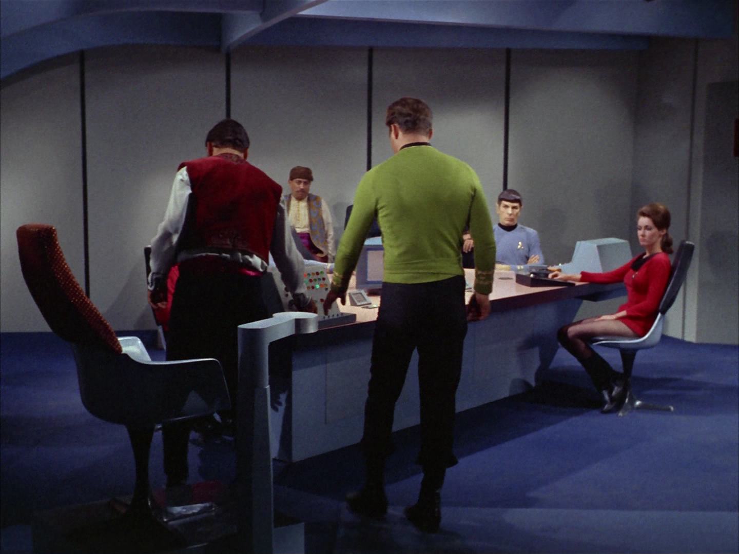 ariane179254_StarTrek_2x14_WolfInTheFold_2065.jpg