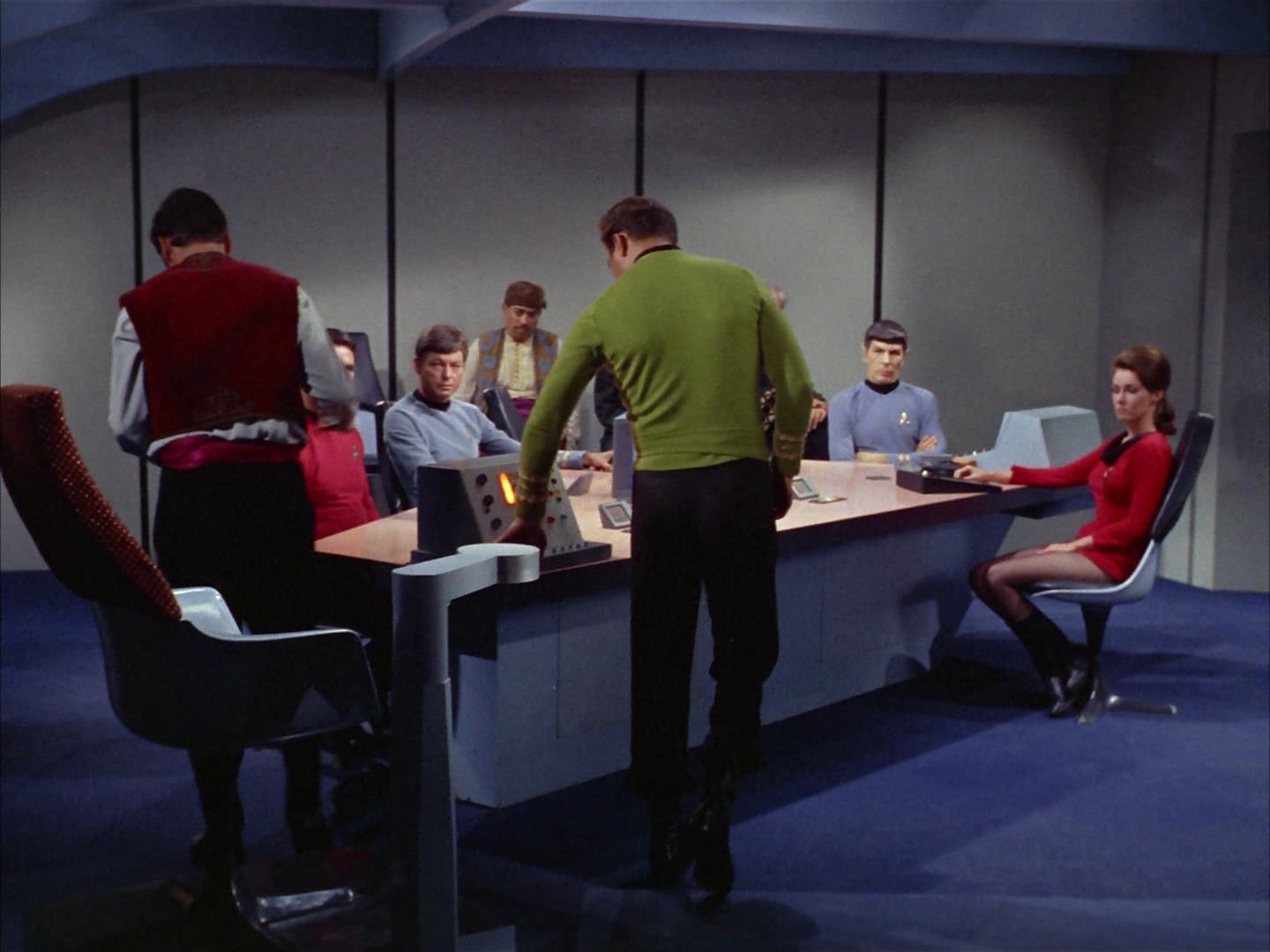ariane179254_StarTrek_2x14_WolfInTheFold_2066.jpg