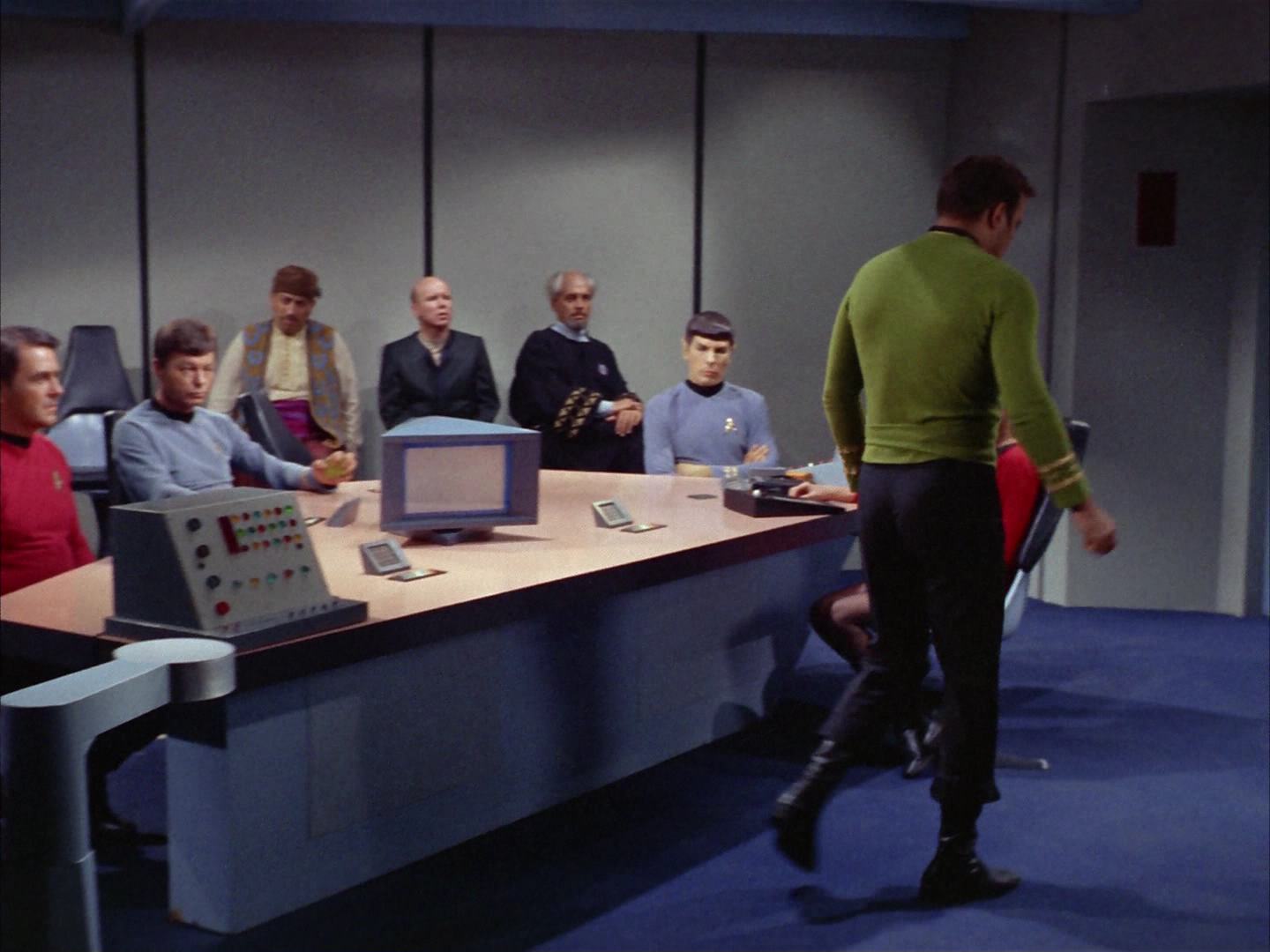 ariane179254_StarTrek_2x14_WolfInTheFold_2069.jpg
