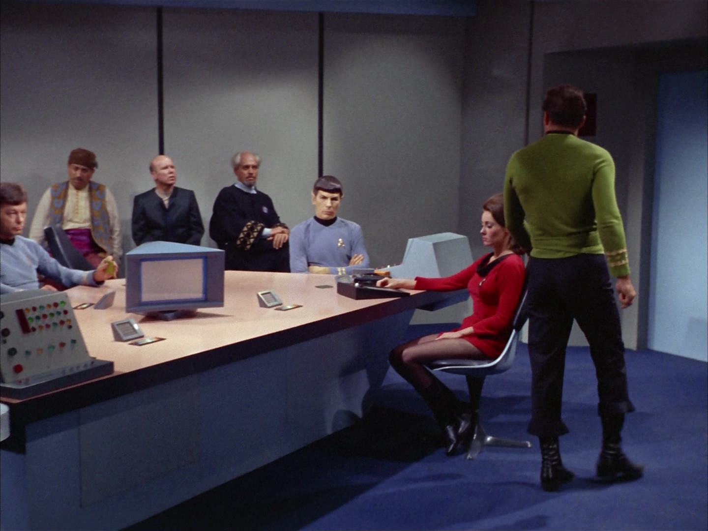 ariane179254_StarTrek_2x14_WolfInTheFold_2070.jpg