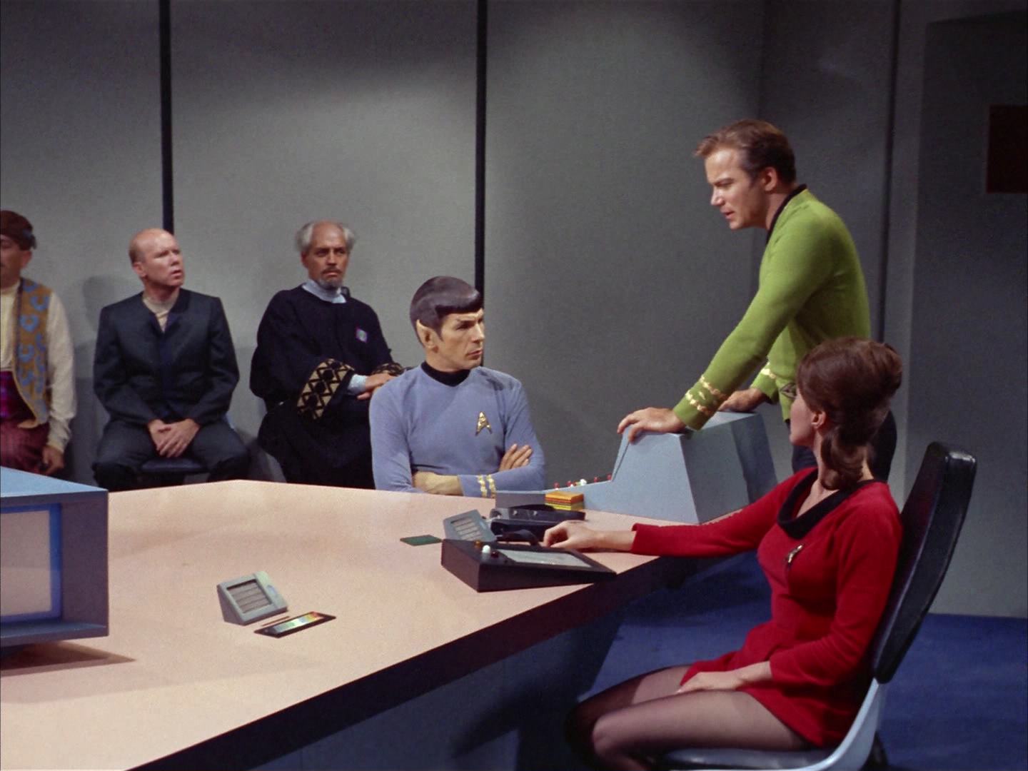 ariane179254_StarTrek_2x14_WolfInTheFold_2076.jpg