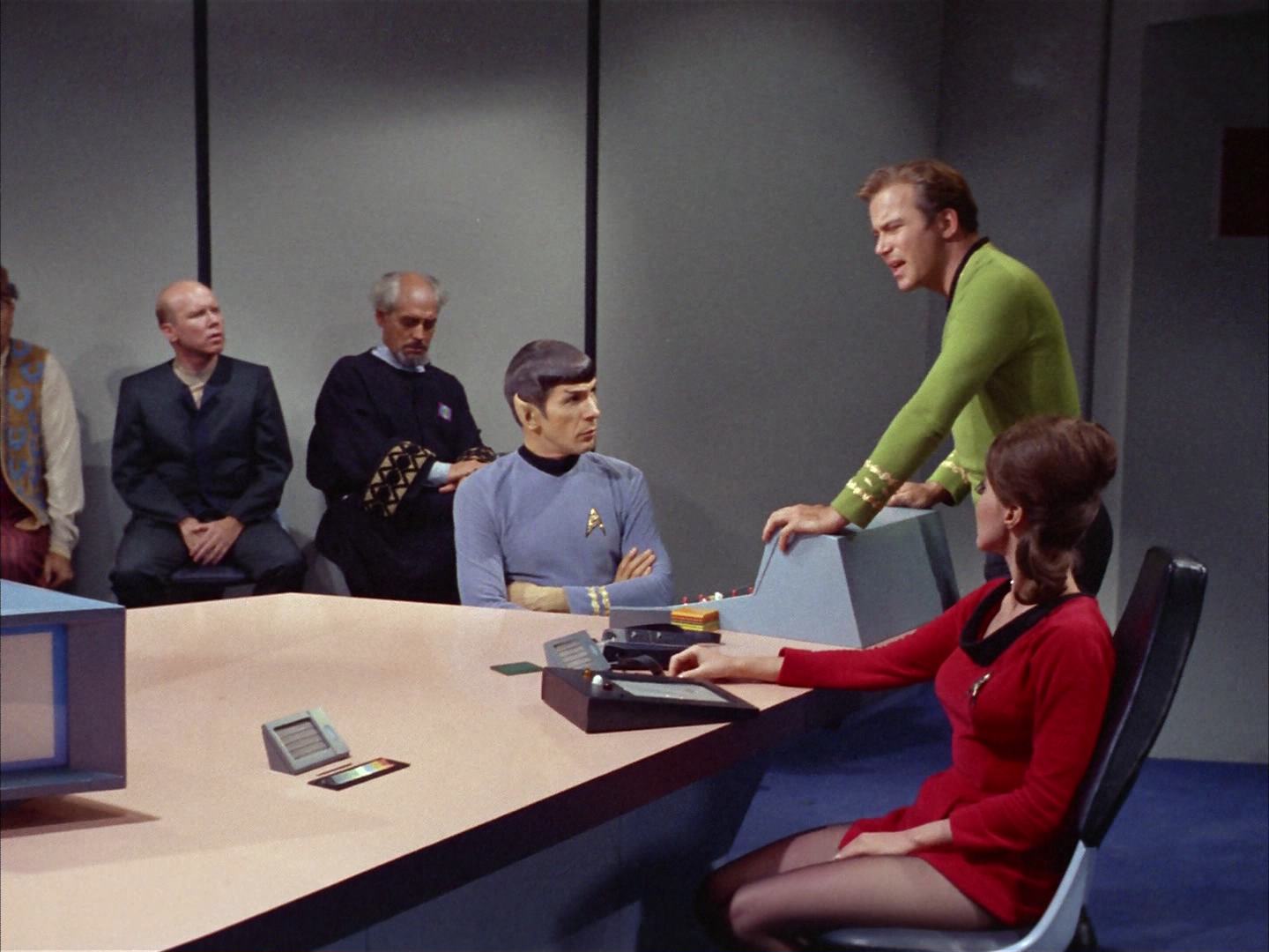 ariane179254_StarTrek_2x14_WolfInTheFold_2080.jpg