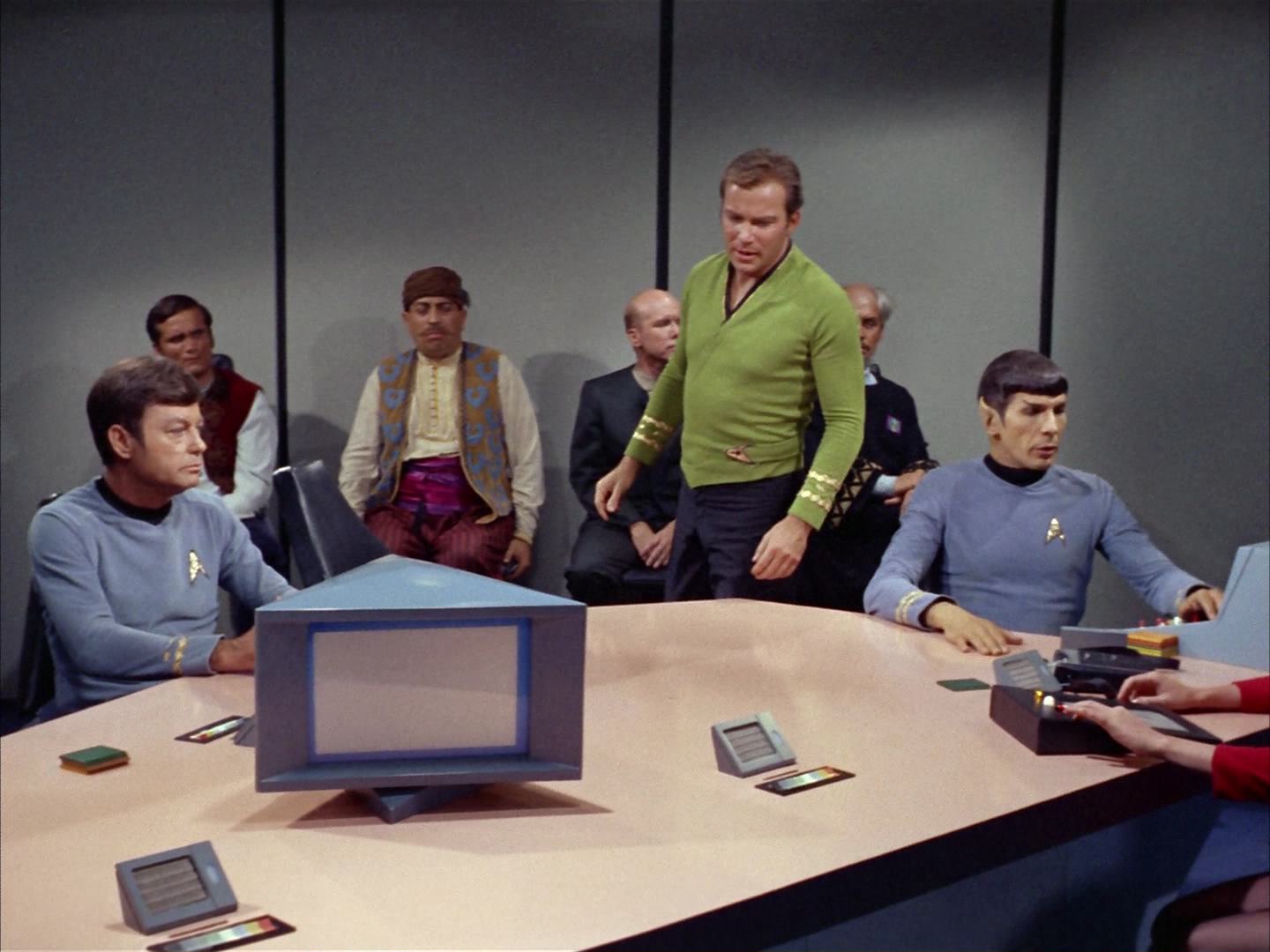 ariane179254_StarTrek_2x14_WolfInTheFold_2139.jpg