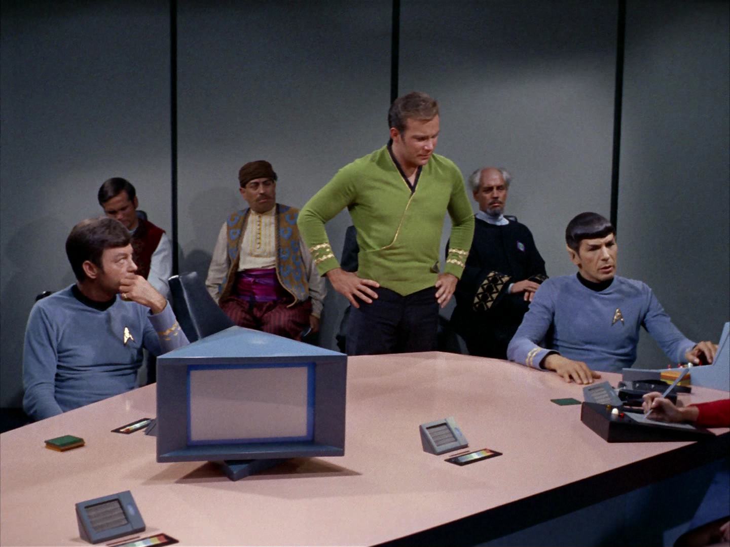 ariane179254_StarTrek_2x14_WolfInTheFold_2162.jpg