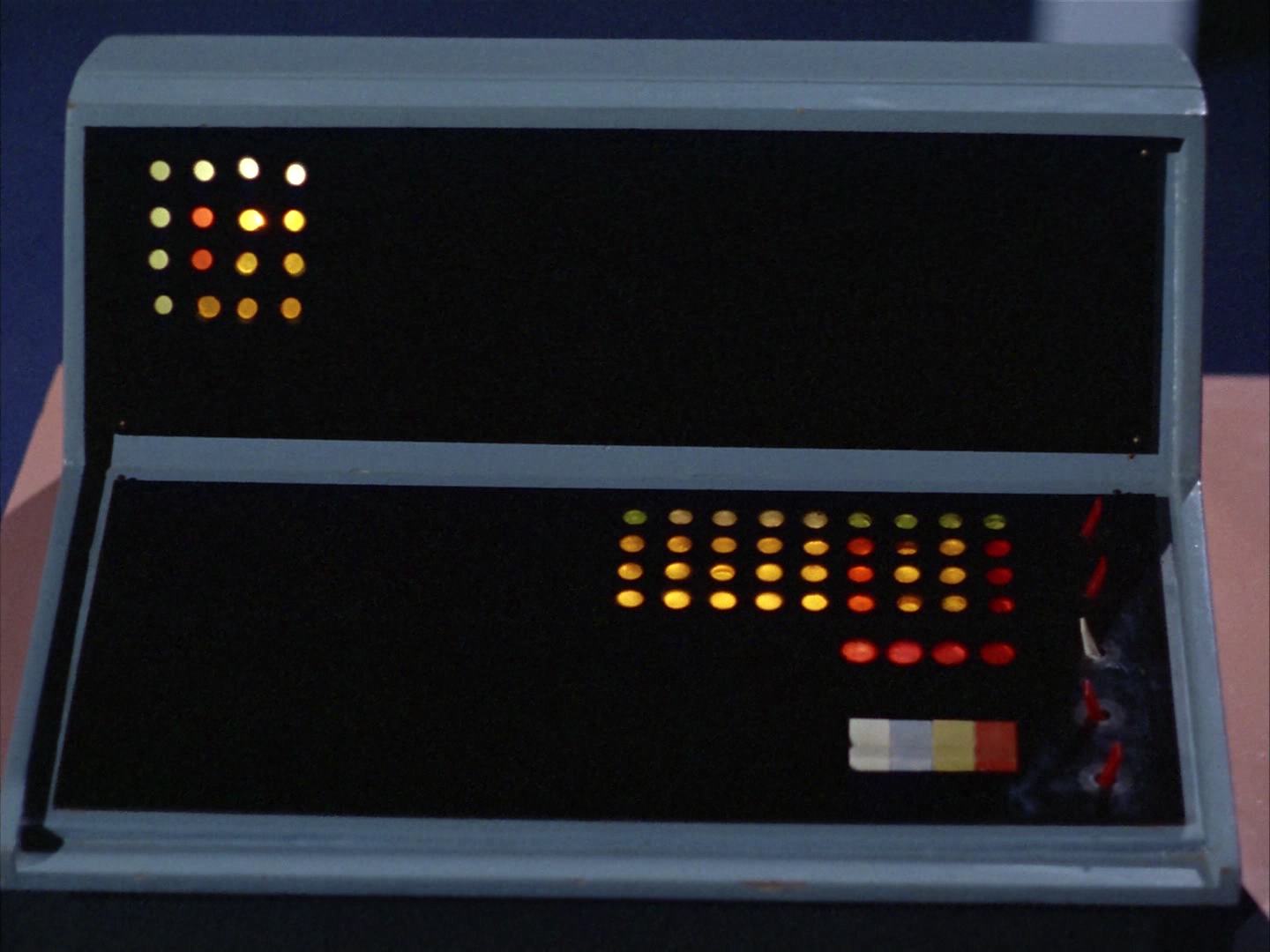 ariane179254_StarTrek_2x14_WolfInTheFold_2183.jpg
