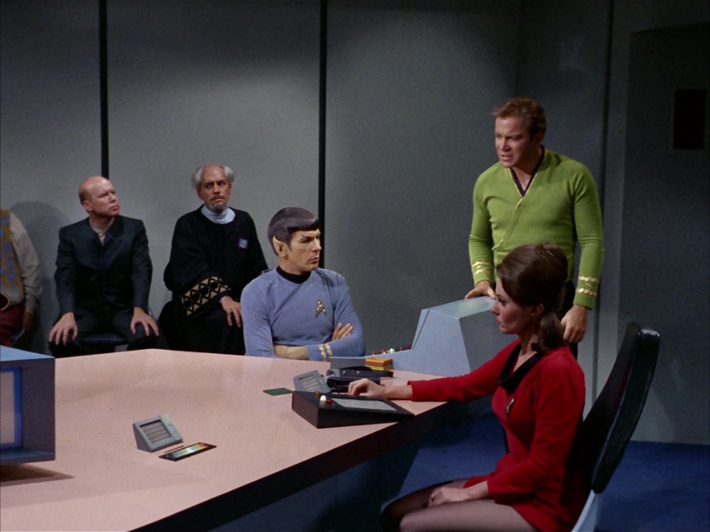 ariane179254_StarTrek_2x14_WolfInTheFold_2264.jpg