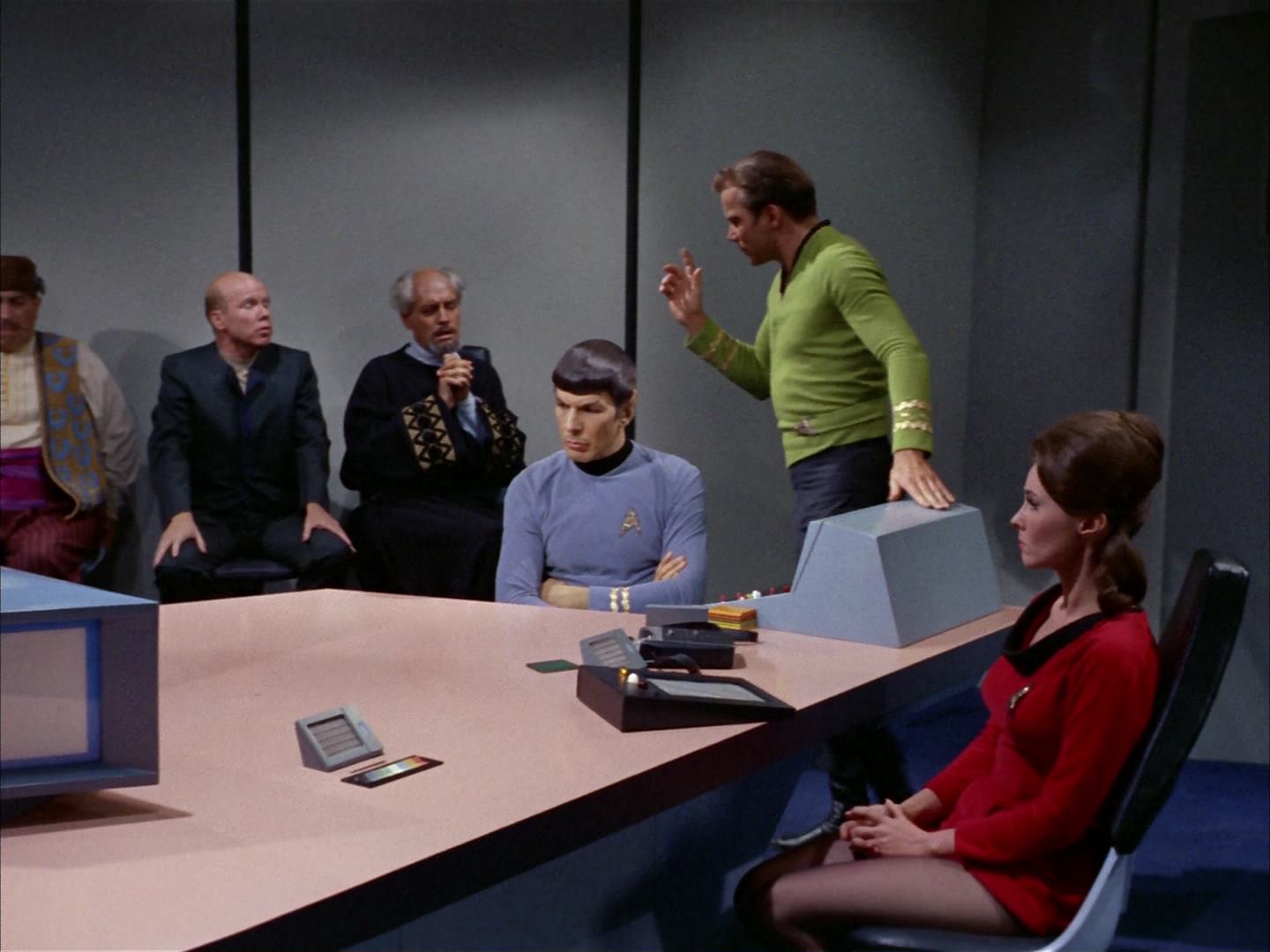 ariane179254_StarTrek_2x14_WolfInTheFold_2311.jpg